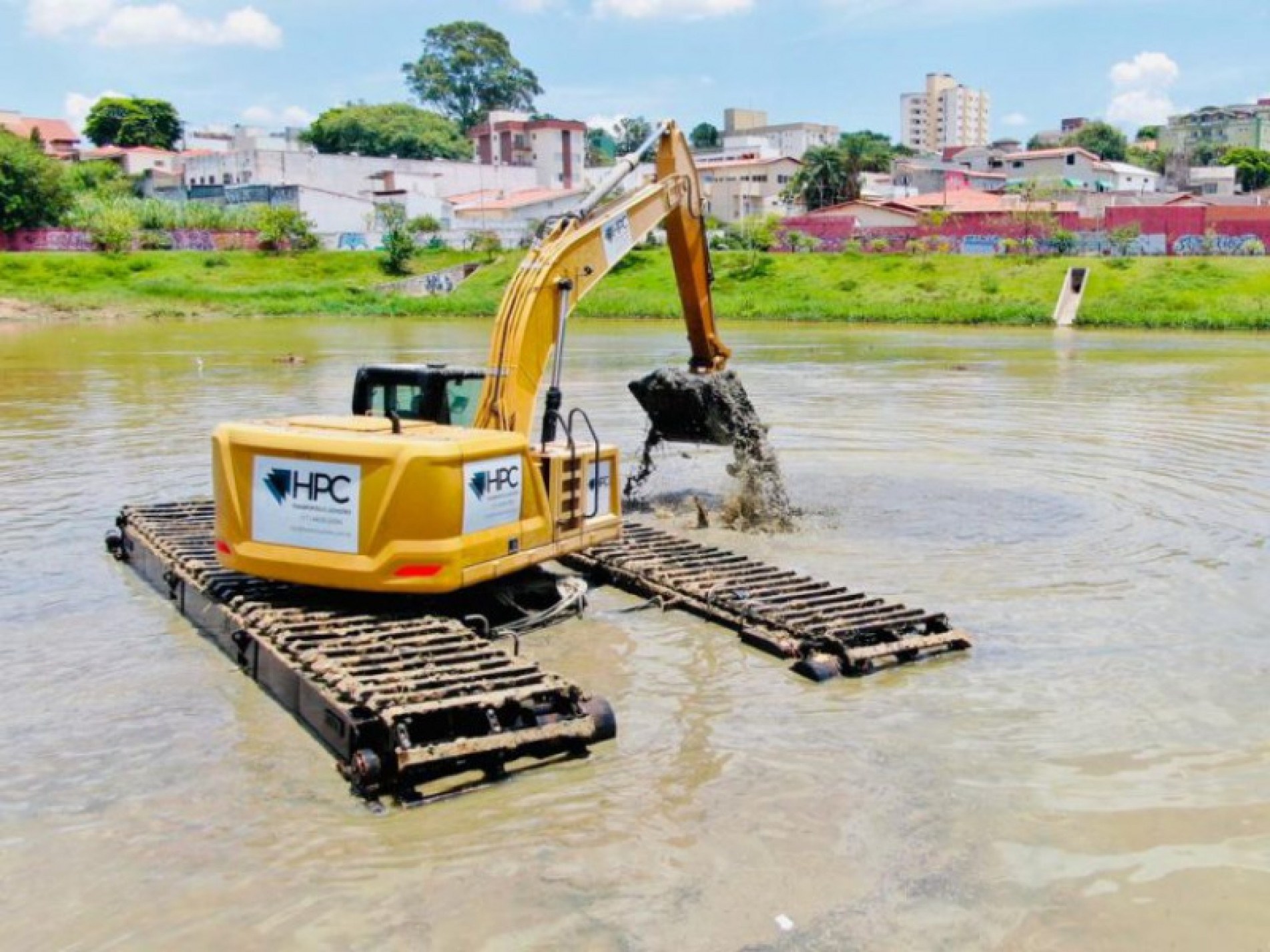 As obras são executadas por meio de duas escavadeiras hidráulicas, sendo uma delas do tipo flutuante