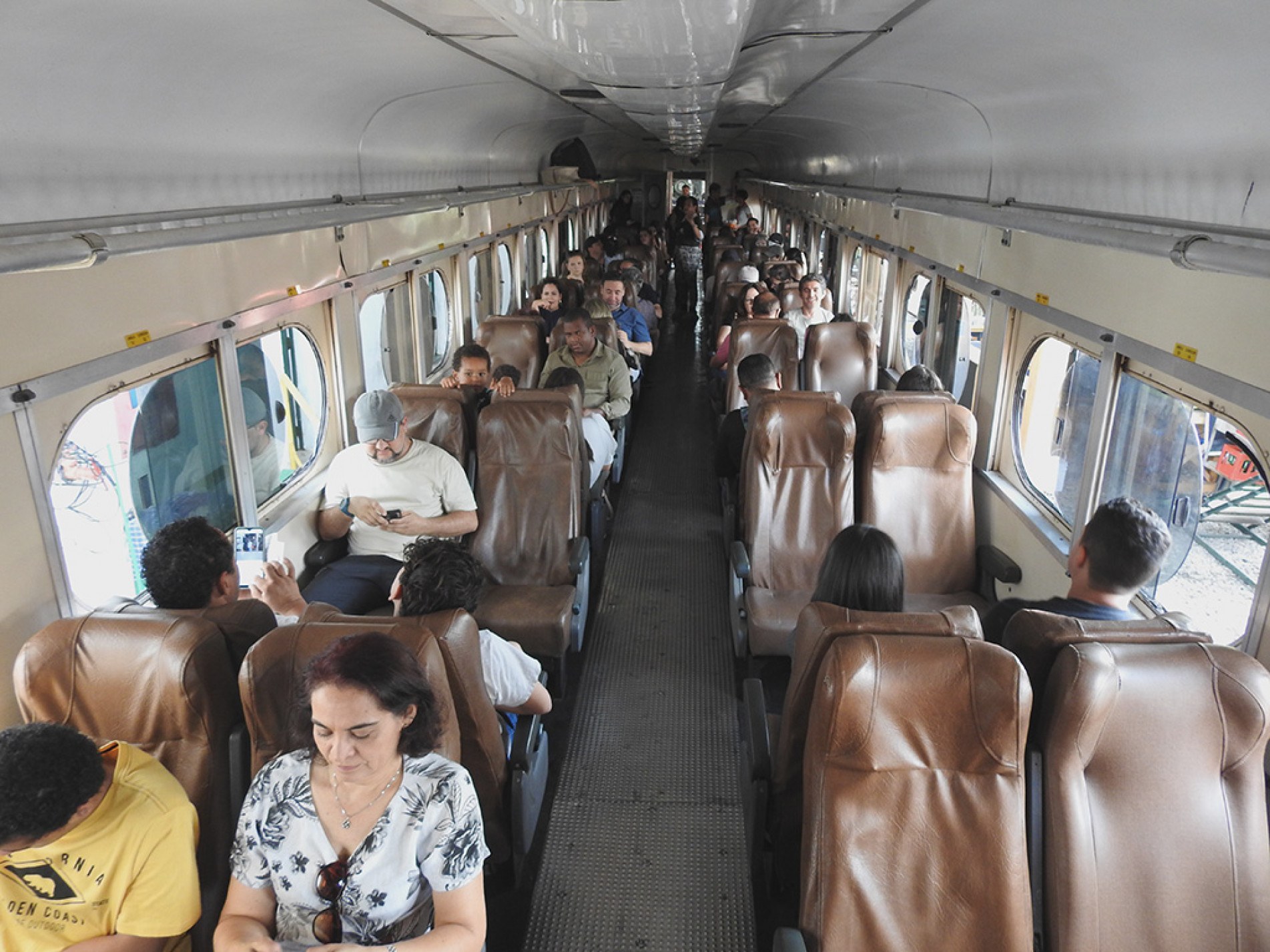 Passeio é feito usando uma locomotiva diesel e carro de passageiros
