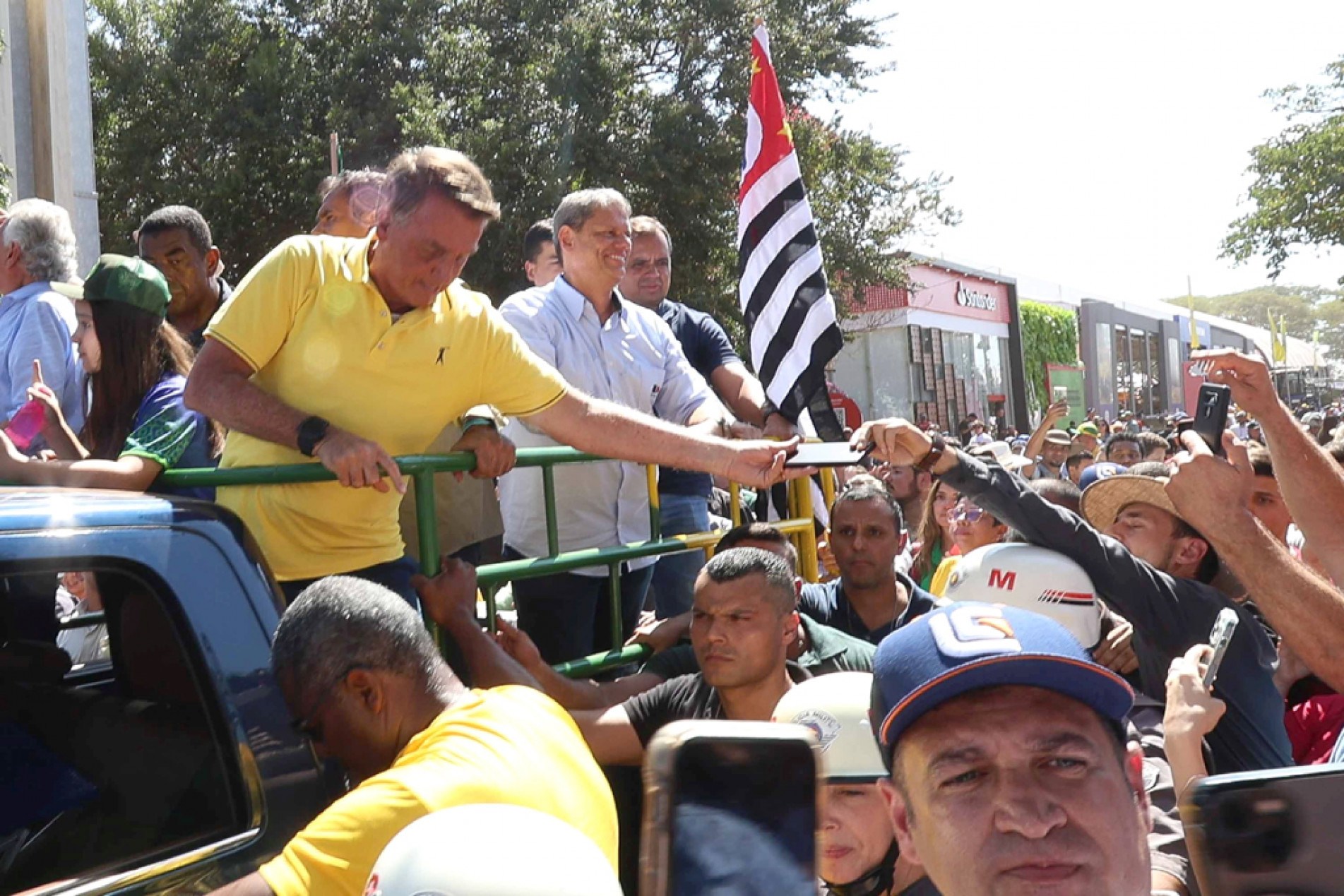 Tarcísio e Bolsonaro desfilaram na caçamba de uma picape
