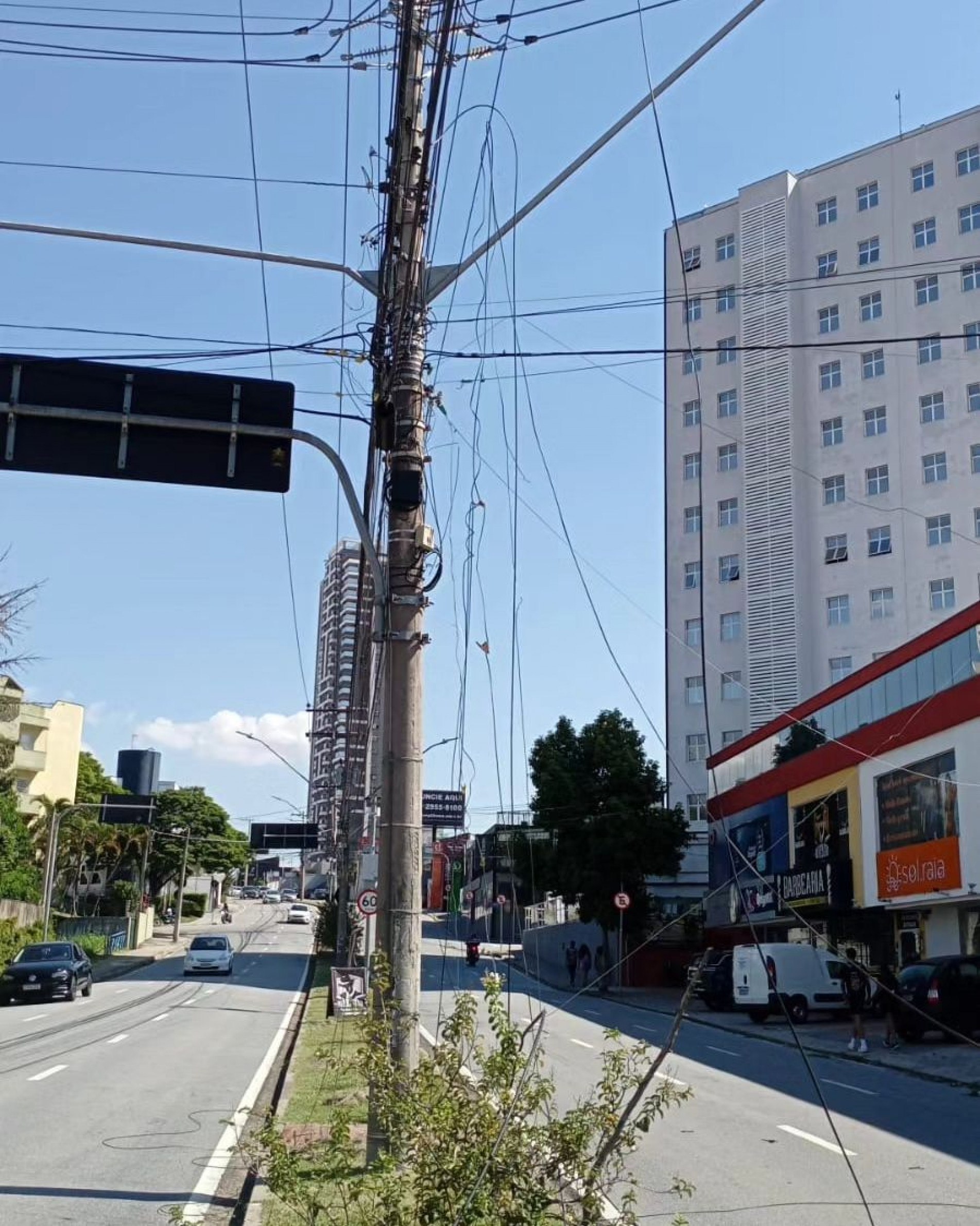 Caminhão enrosca na fiação 