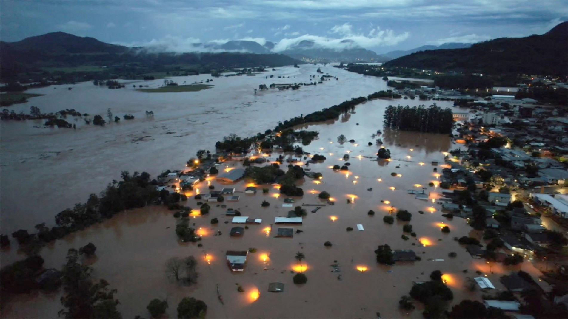 Cheia do rio Taquari invadiu grande área urbana no município de Encantado 