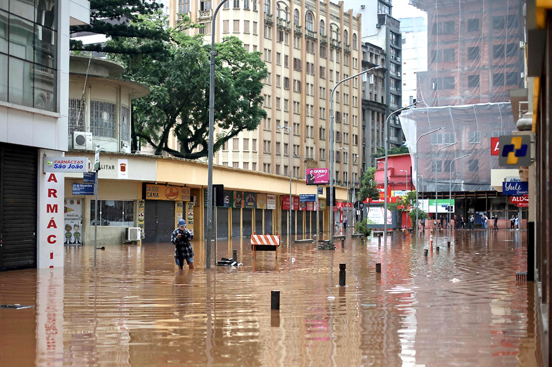 Ruas do centro de Porto Alegre ficaram alagadas
