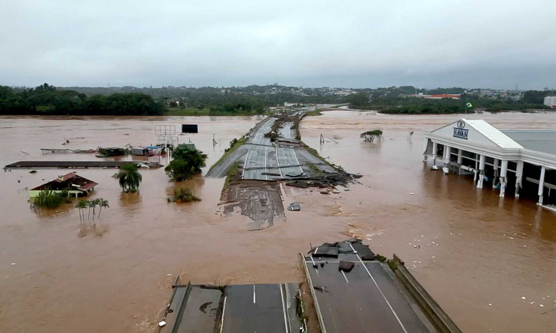 Pontes foram destruídas
