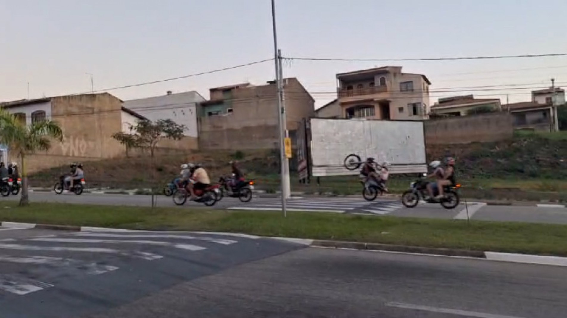 Motoqueiros empinam motos em plena avenida