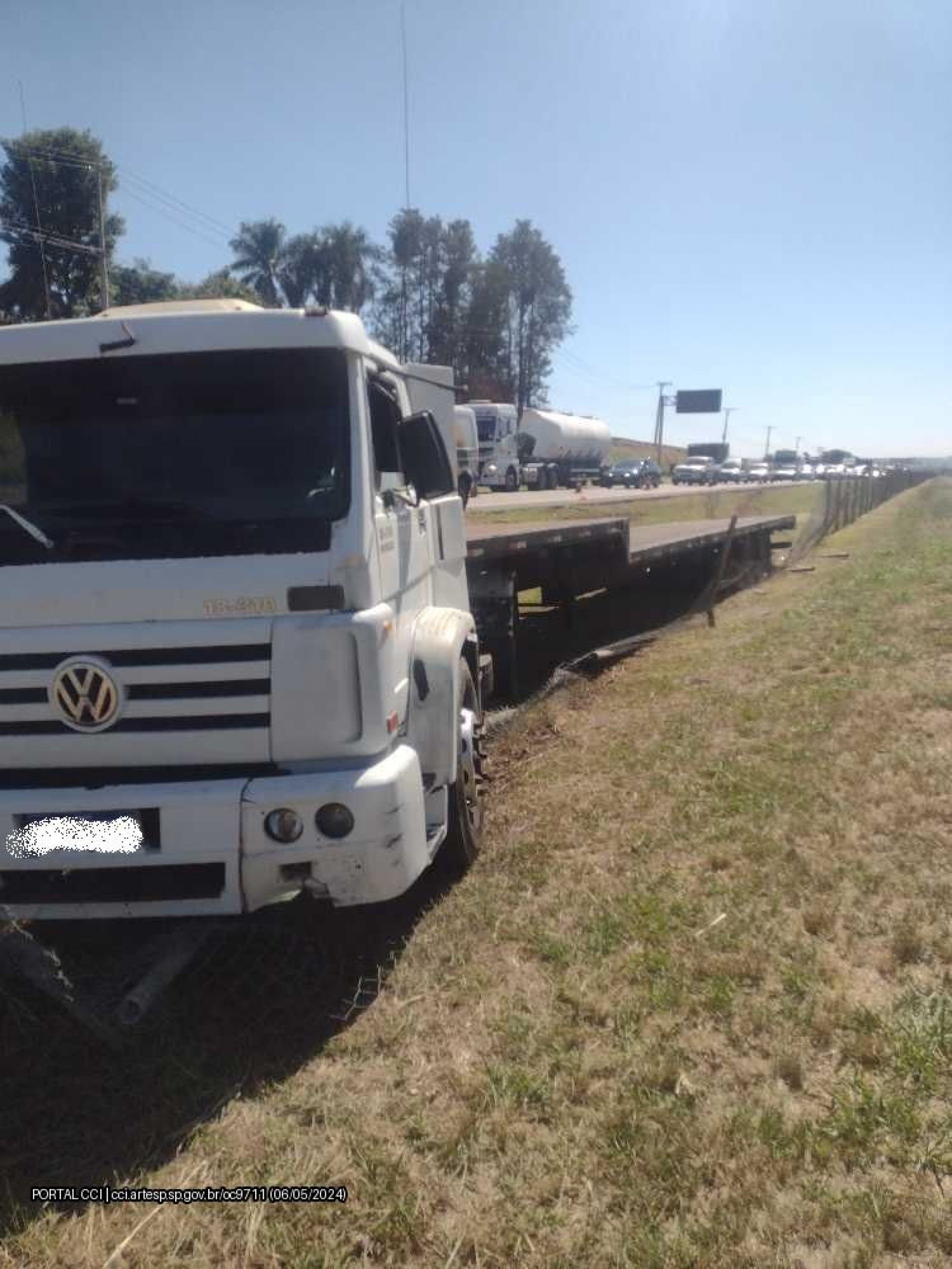 O caminhão ficou por horas no canteio central aguardando a equipe de remoção