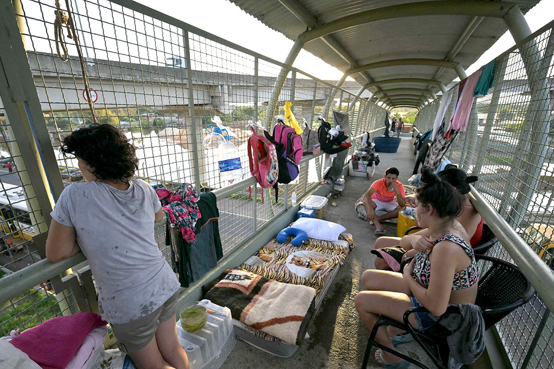 Famílias ocupam passarela na capital gaúcha e convivem com a falta de água