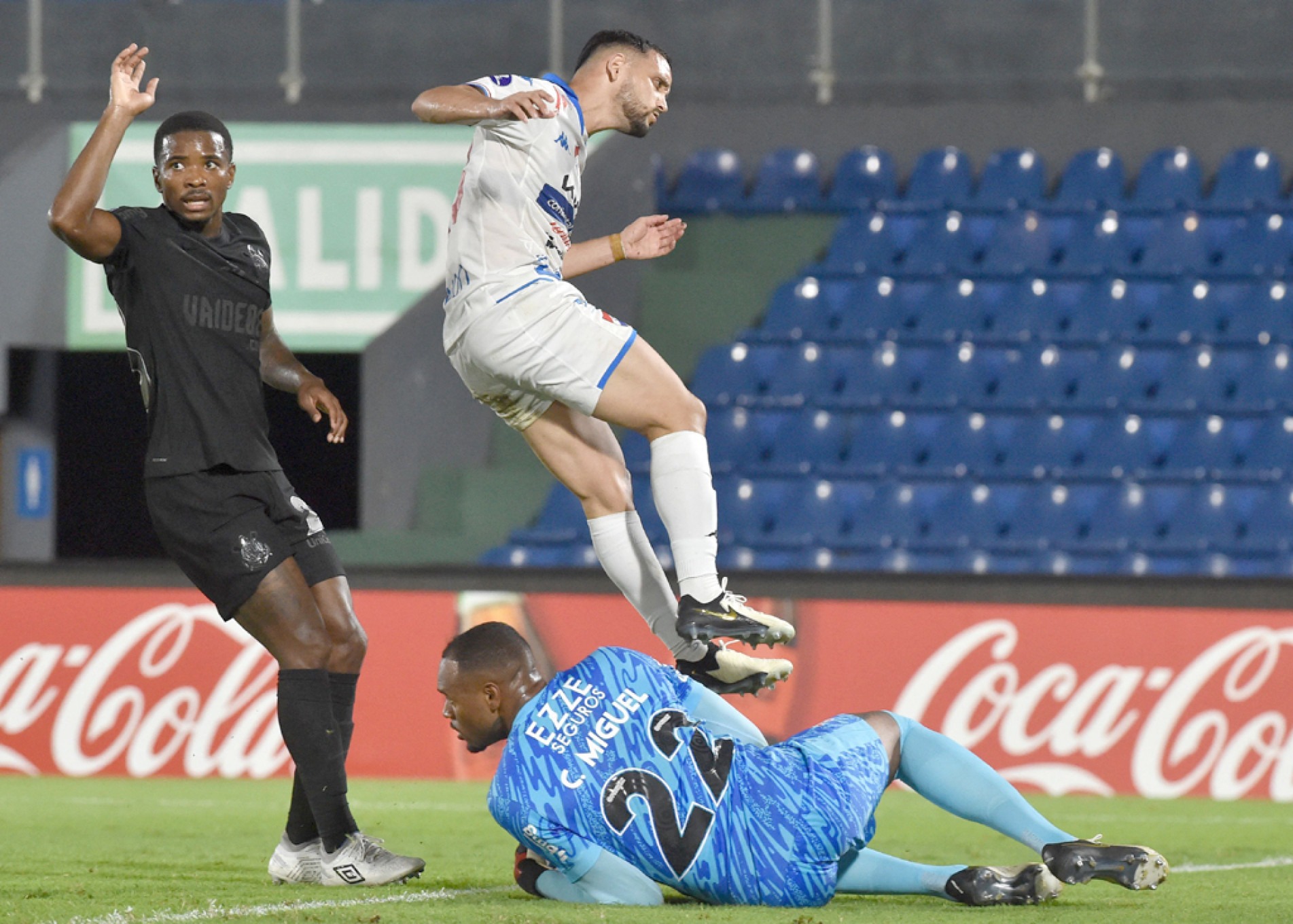 Carlos Miguel fechou o gol do Timão e foi o melhor em campo