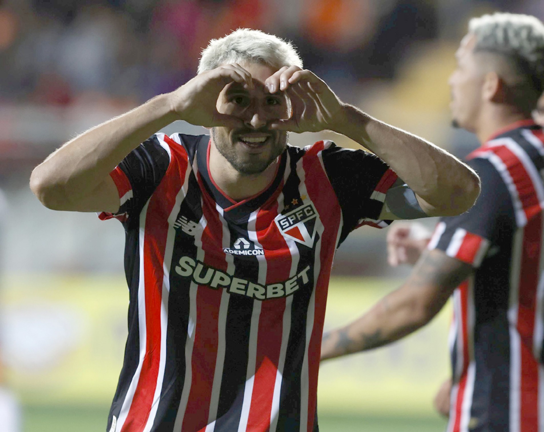 Calleri fez terceiro gol da vitória e saiu do campo com dores