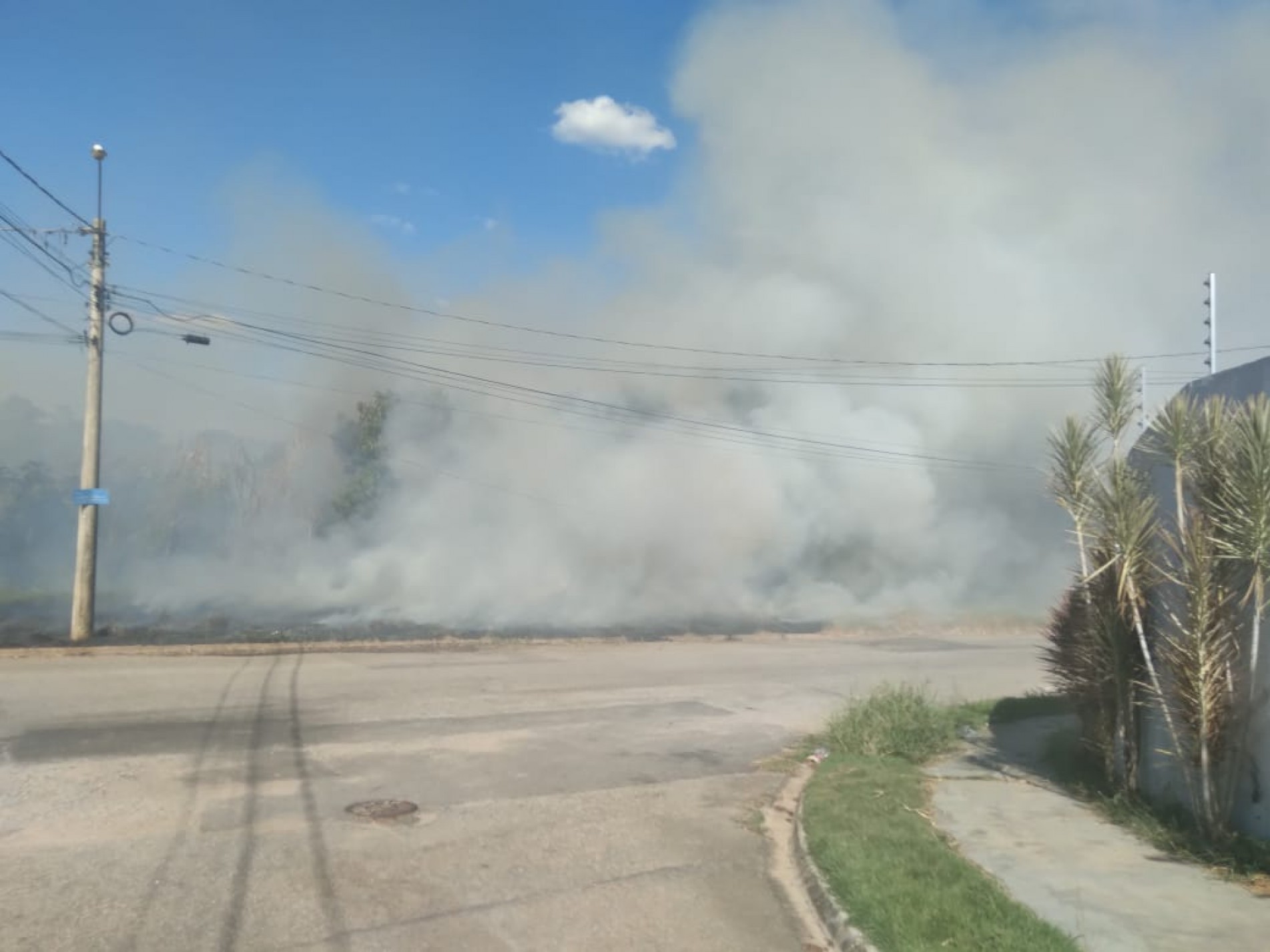 Nas casas próximas se torna difícil respirar por causa da fumaça