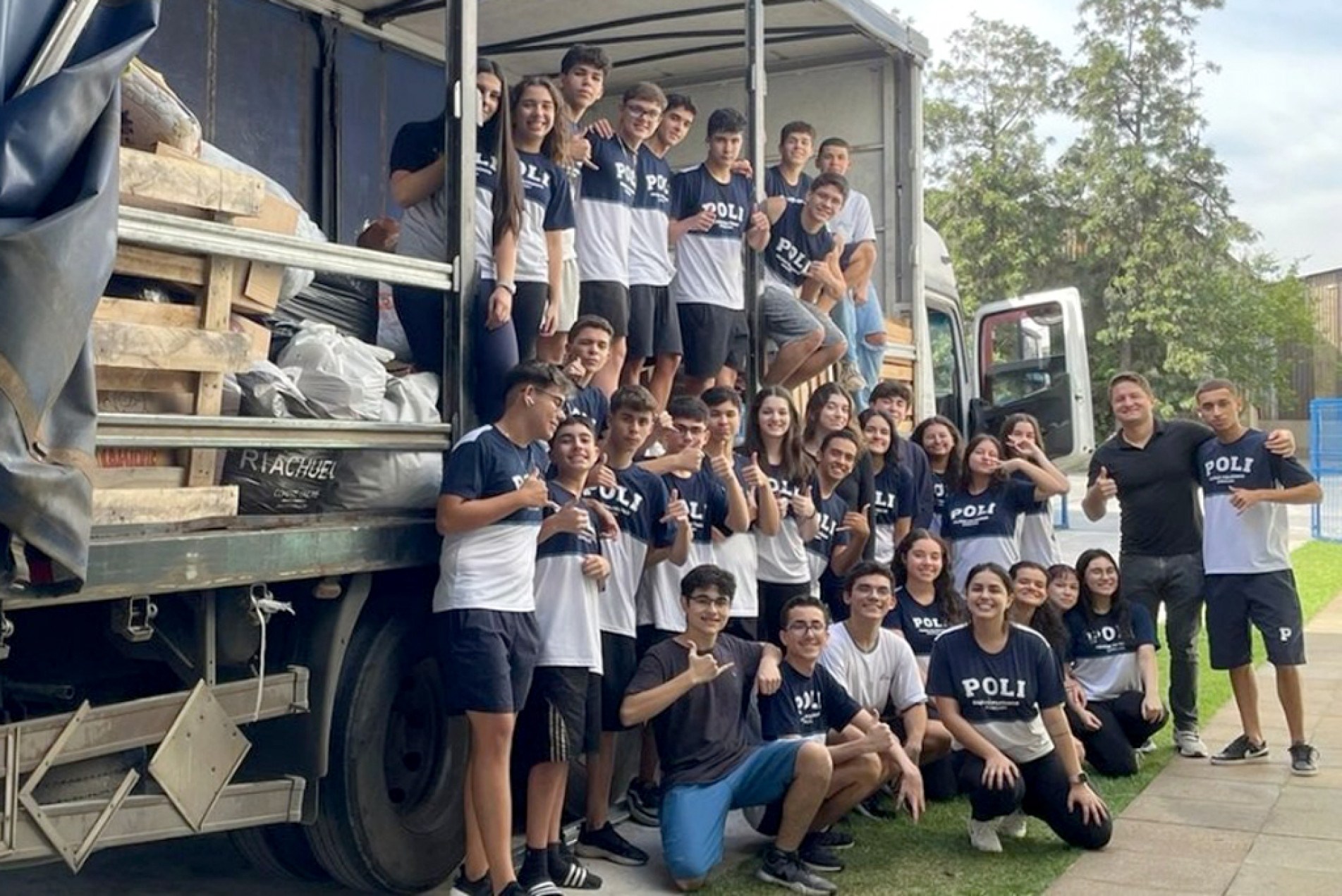 Além da arrecadação, os alunos também ajudaram a arrumar a carga no caminhão