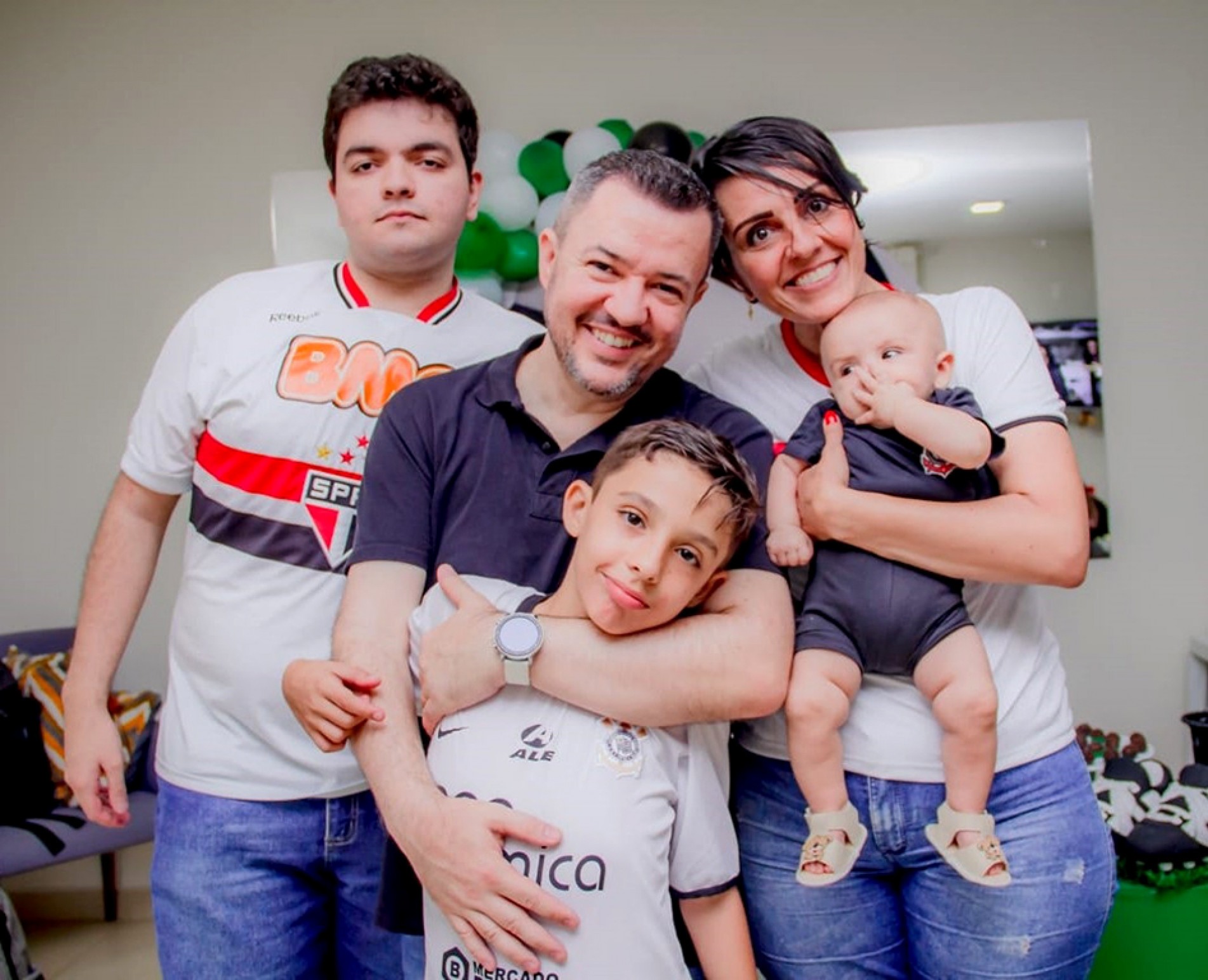 Claudia, com o marido Oiê Viterite e os filhos, afirma que a maternidade é desafiadora
