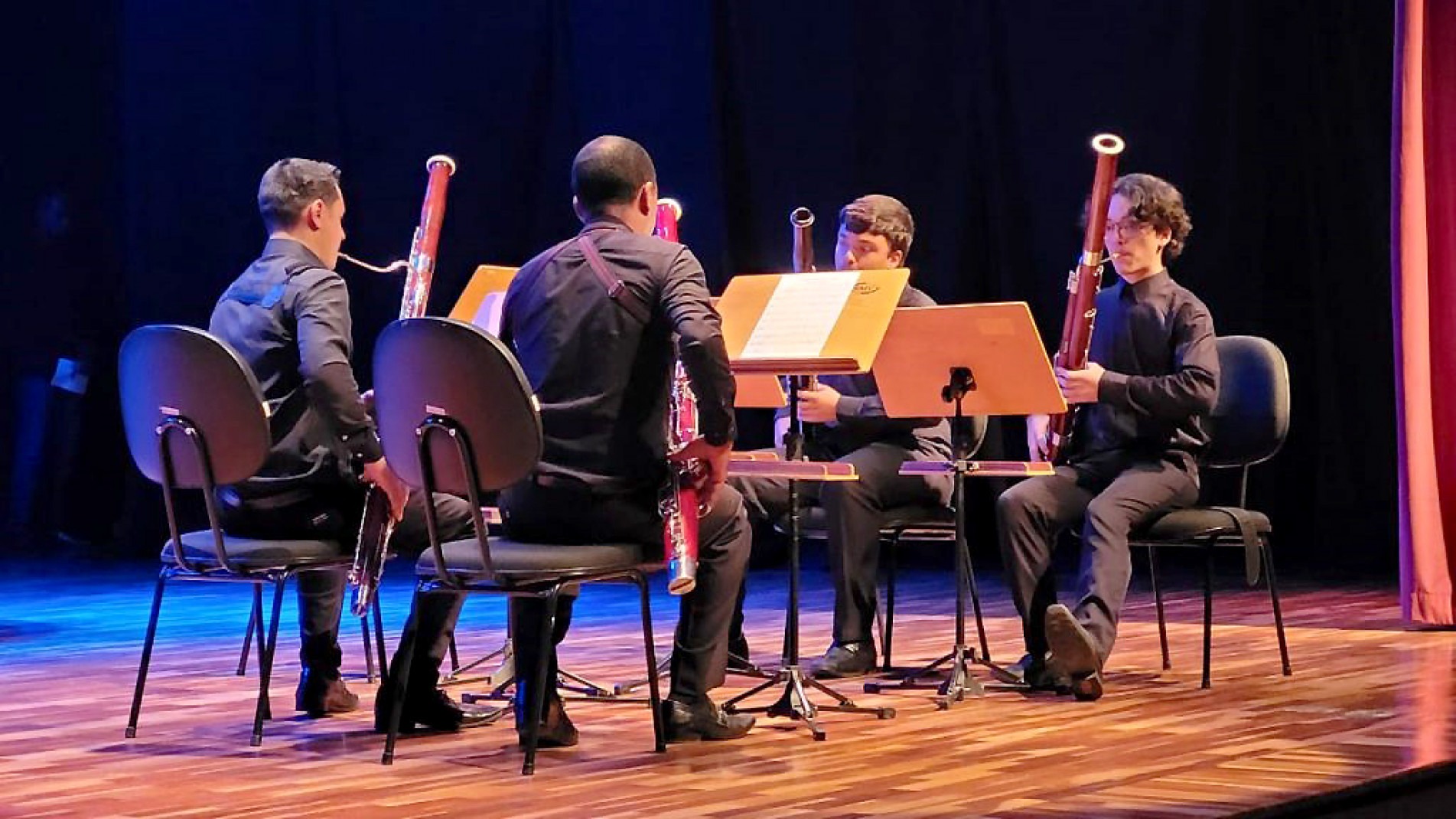 Músicos sobem ao palco da Sala Fundec, às 20h