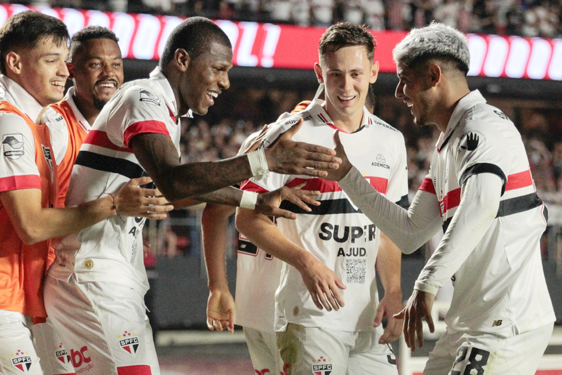 Arboleda marcou o gol que deu a vitória para o São Paulo no MorumBis