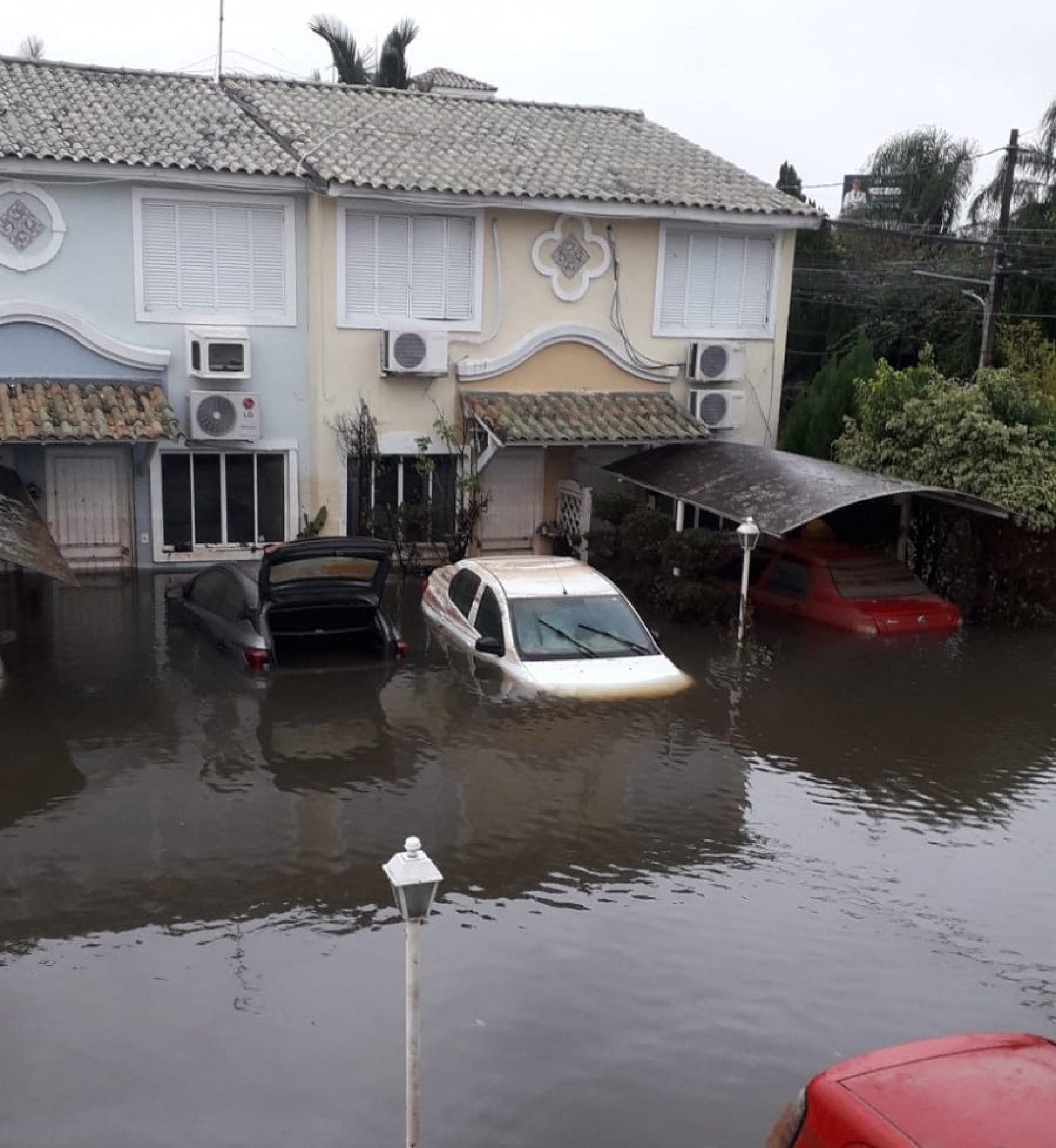 Chuvas severas continuam assolando o Rio Grande do Sul, causando estrago em dezenas de cidades. O condomínio onde os sorocabanos moravam está tomado pelas águas