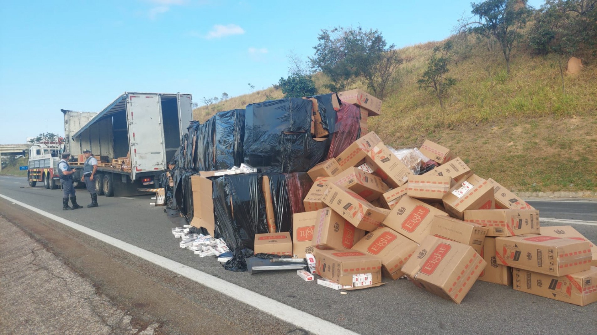 A polícia apura para onde a carga estava sendo levada 