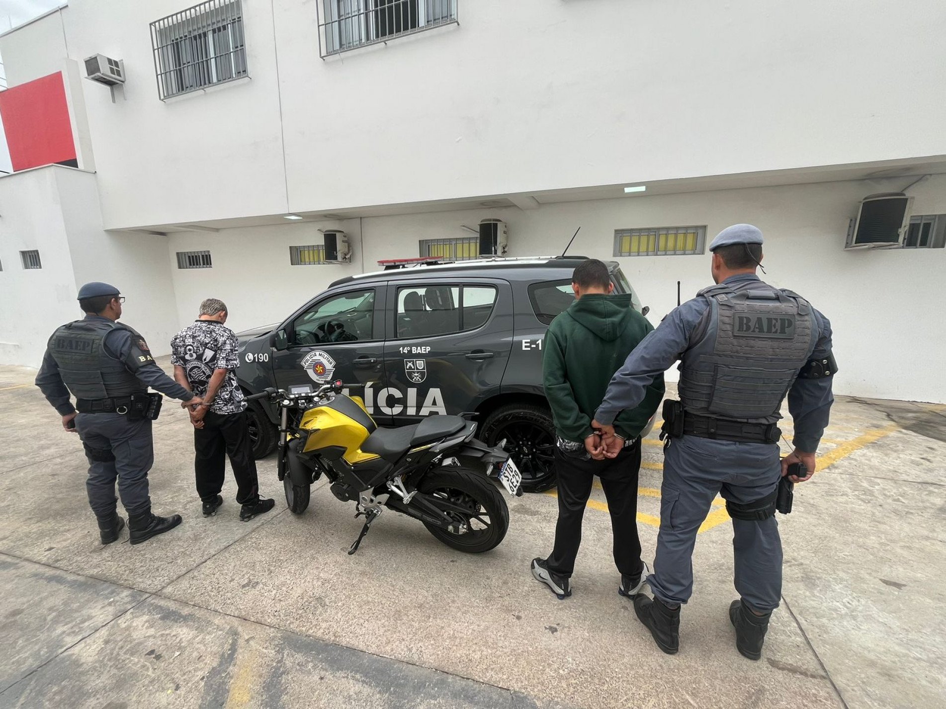 A ocorrência foi registrada ao Plantão Policial de Sorocaba, onde foram reconhecidos pela vítima do roubo