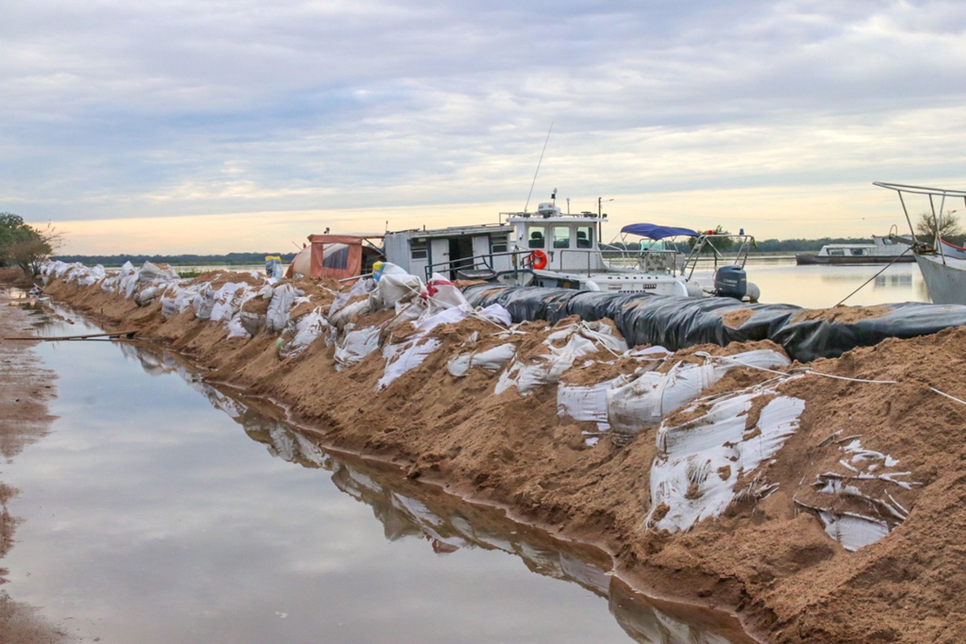 Barreiras com sacos de areia tentam impedir inundações
