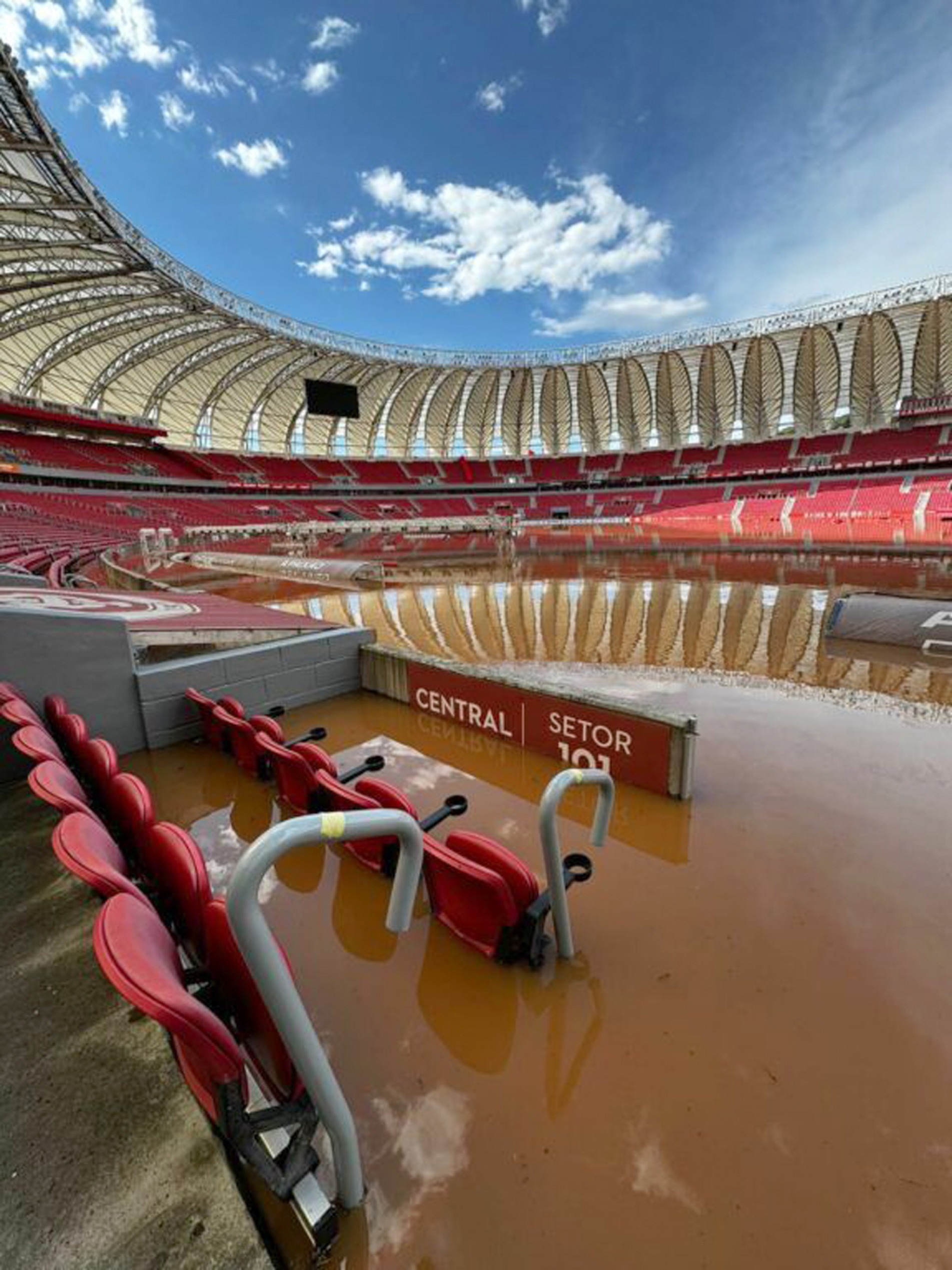 Beira-Rio, em Porto Alegre, foi impactado pelas enchentes 
