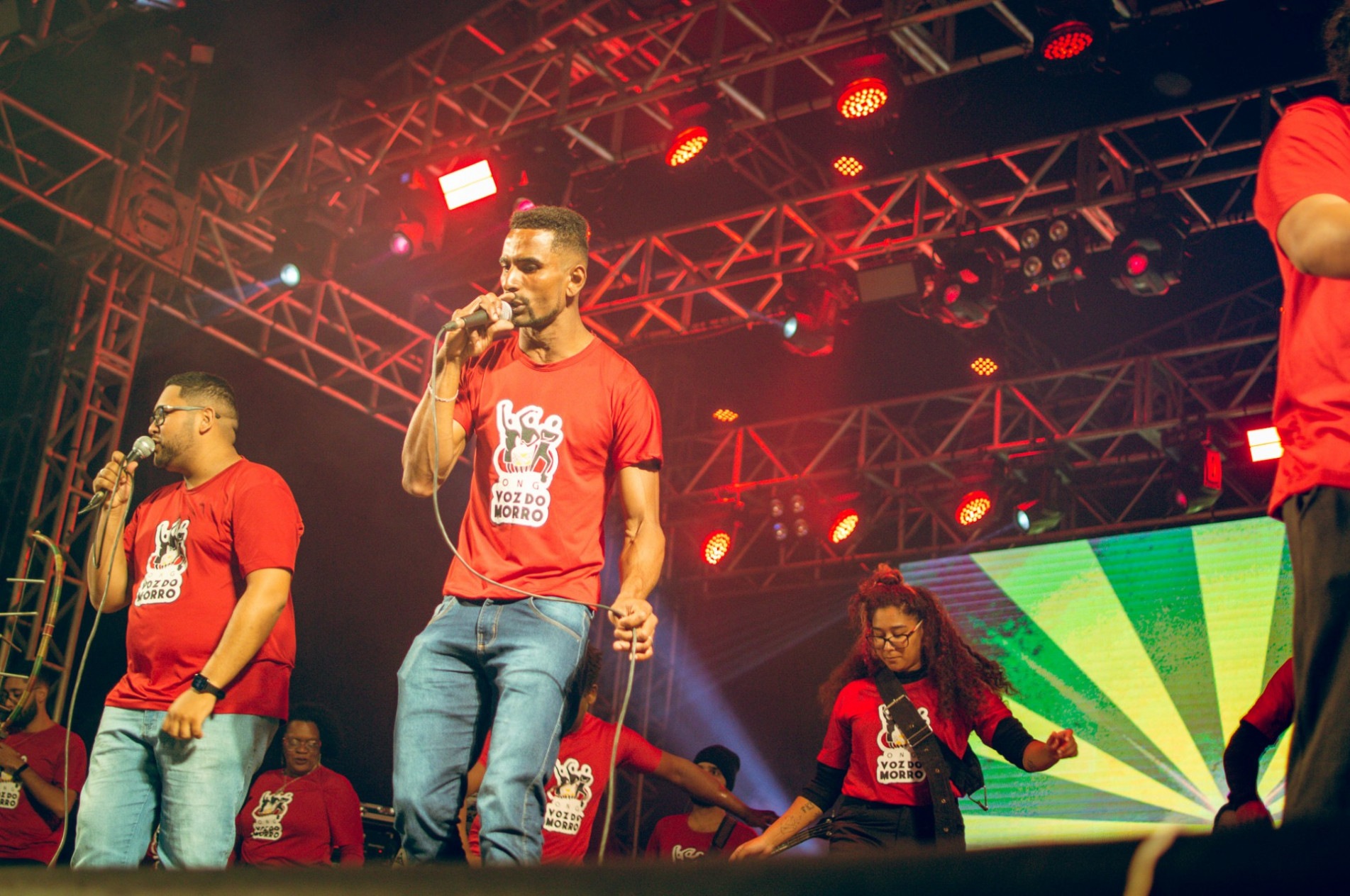 A presença de artistas locais enriquece a festividade, trazendo a diversidade cultural do município para o centro das comemorações