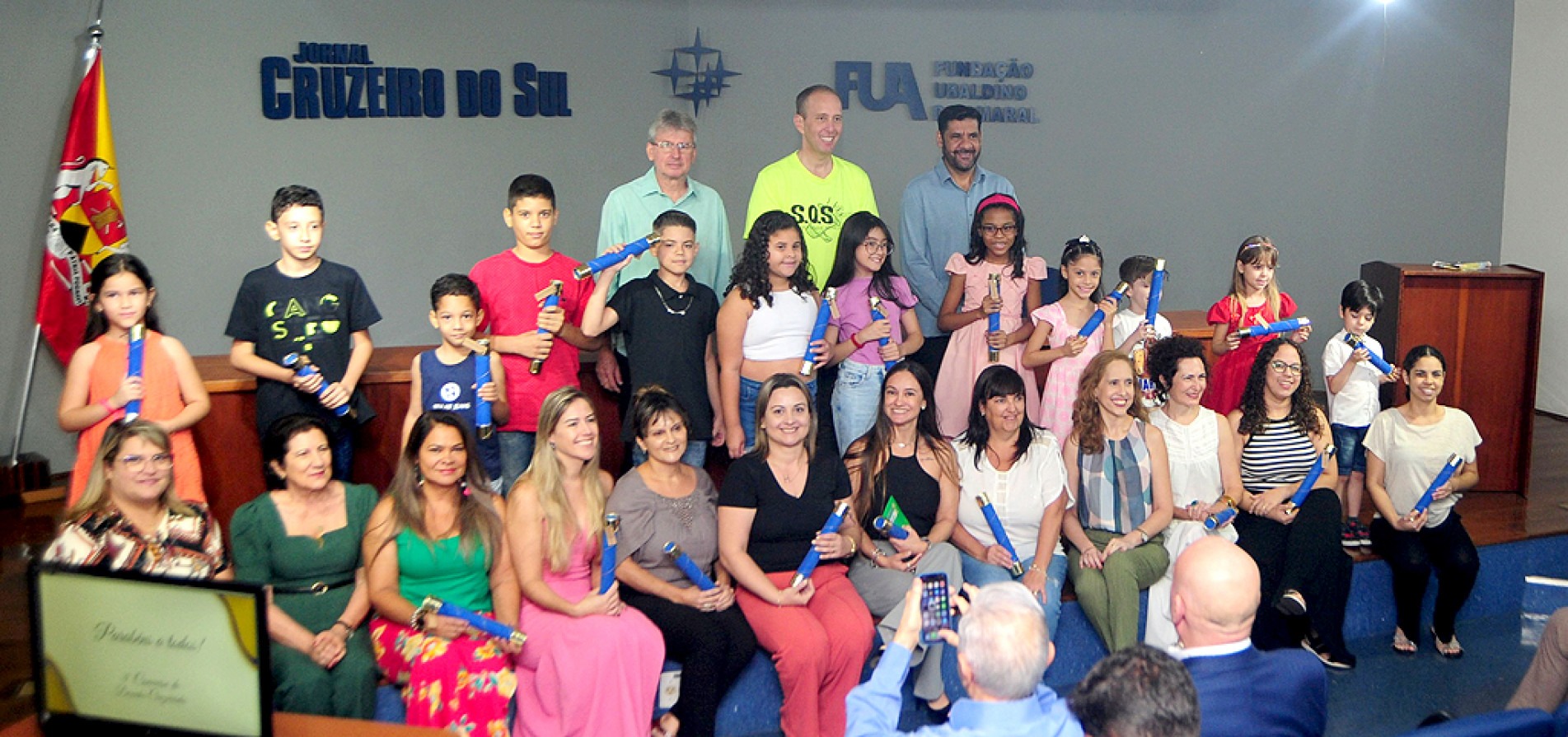 Os grandes vencedores, alunos e professoras das escolas municipais, posaram para a foto com o presidente da Diretoria Executiva da FUA, Hélio Sola Aro, o Prefeito de Sorocaba Rodrigo Manga e o secretário da Educação, Clayton Lustosa