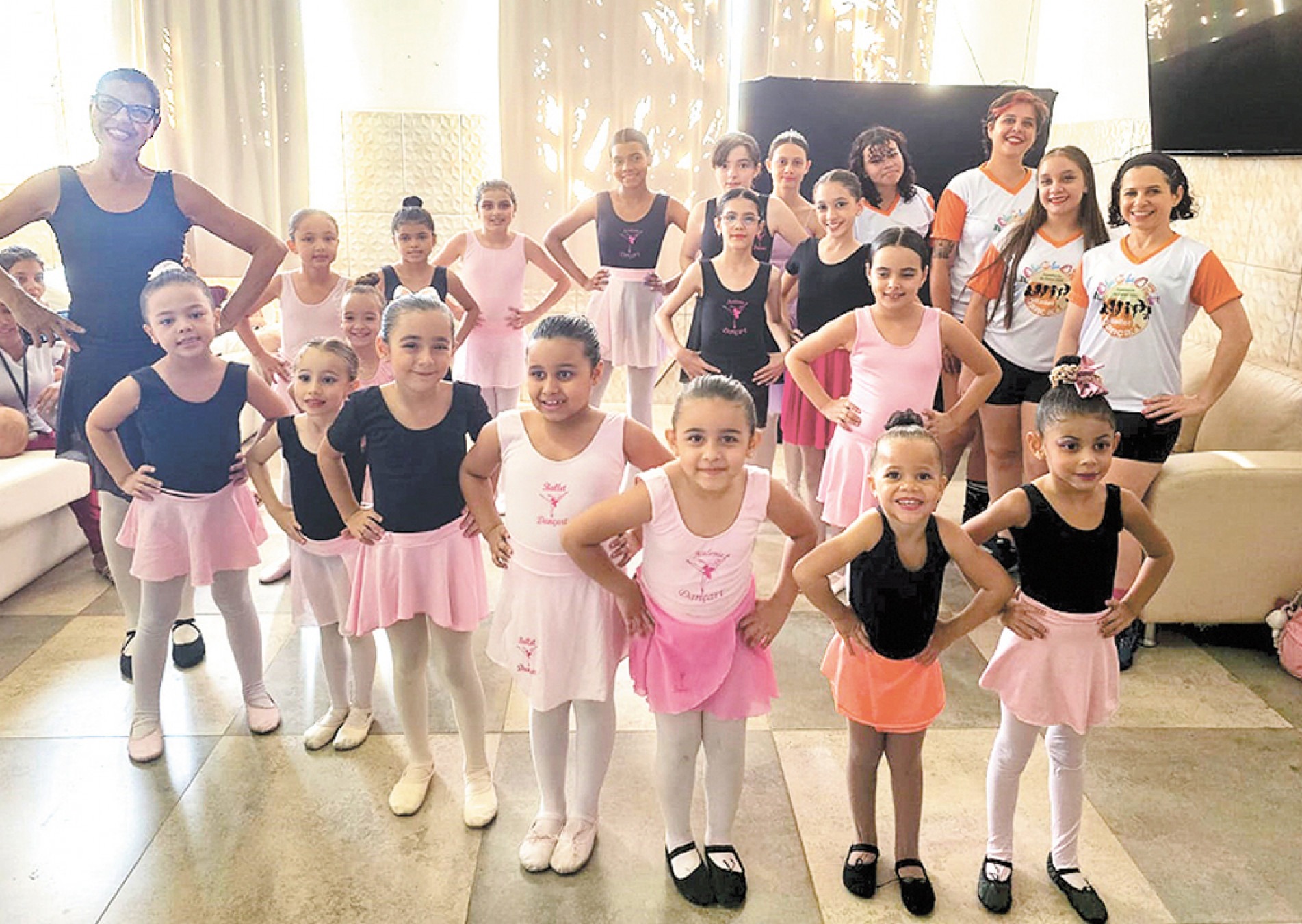 Alunas do Ballet Dançart passaram a véspera do Dia das Mães com os idosos do Lar São Vicente