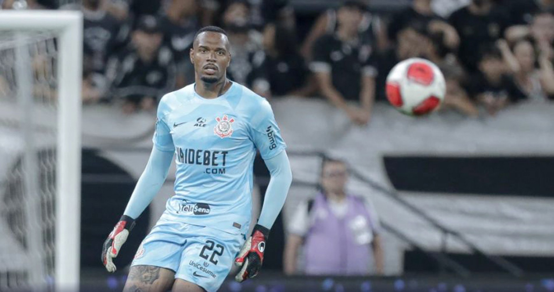 Goleiro Carlos Miguel ocupou o lugar do ídolo corintiano
