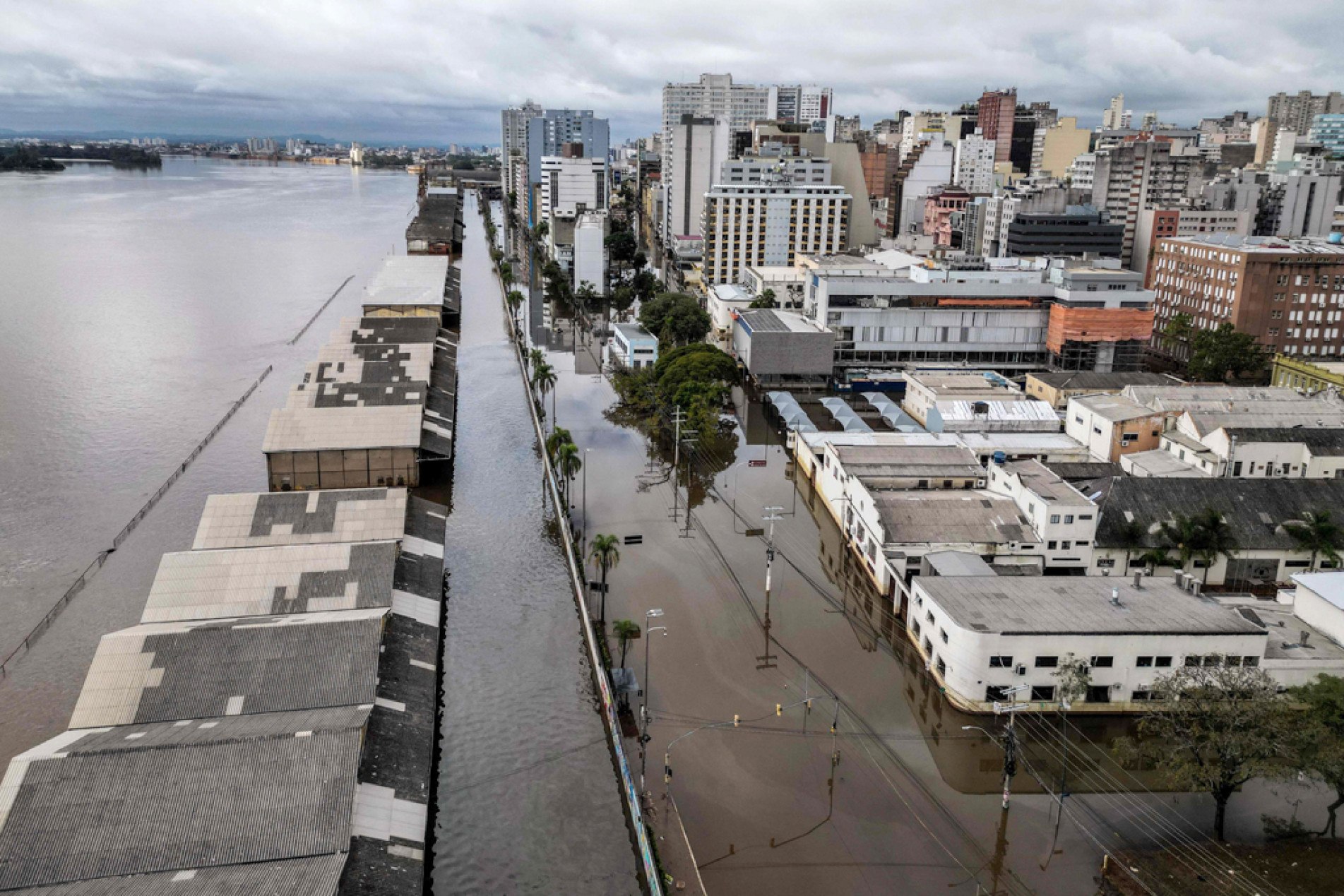 Ruas do centro da capital gaúcha ainda estão submersas
