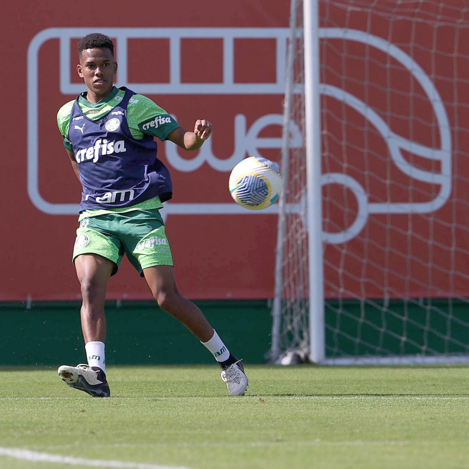 Estêvão está sendo negociado pelo Palmeiras com o Chelsea