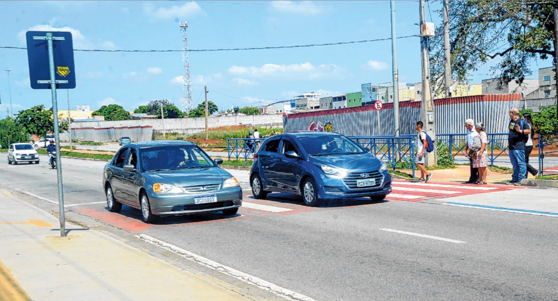 De acordo com Silvano Júnior, o sonorizador antes das faixas de pedestres funciona como alerta aos motoristas que dirigem com a atenção no celular
