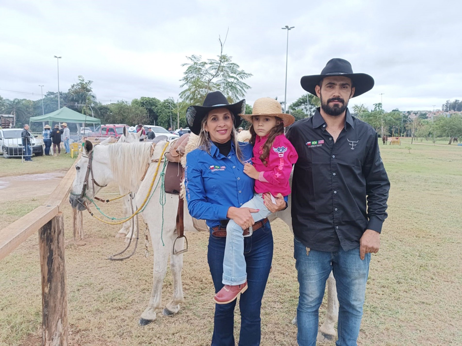 Alguns cavaleiros fizeram o desfile por conta própria; o casal Paloma e Romário, com a filha Emanuele, concordou com o adiamento
