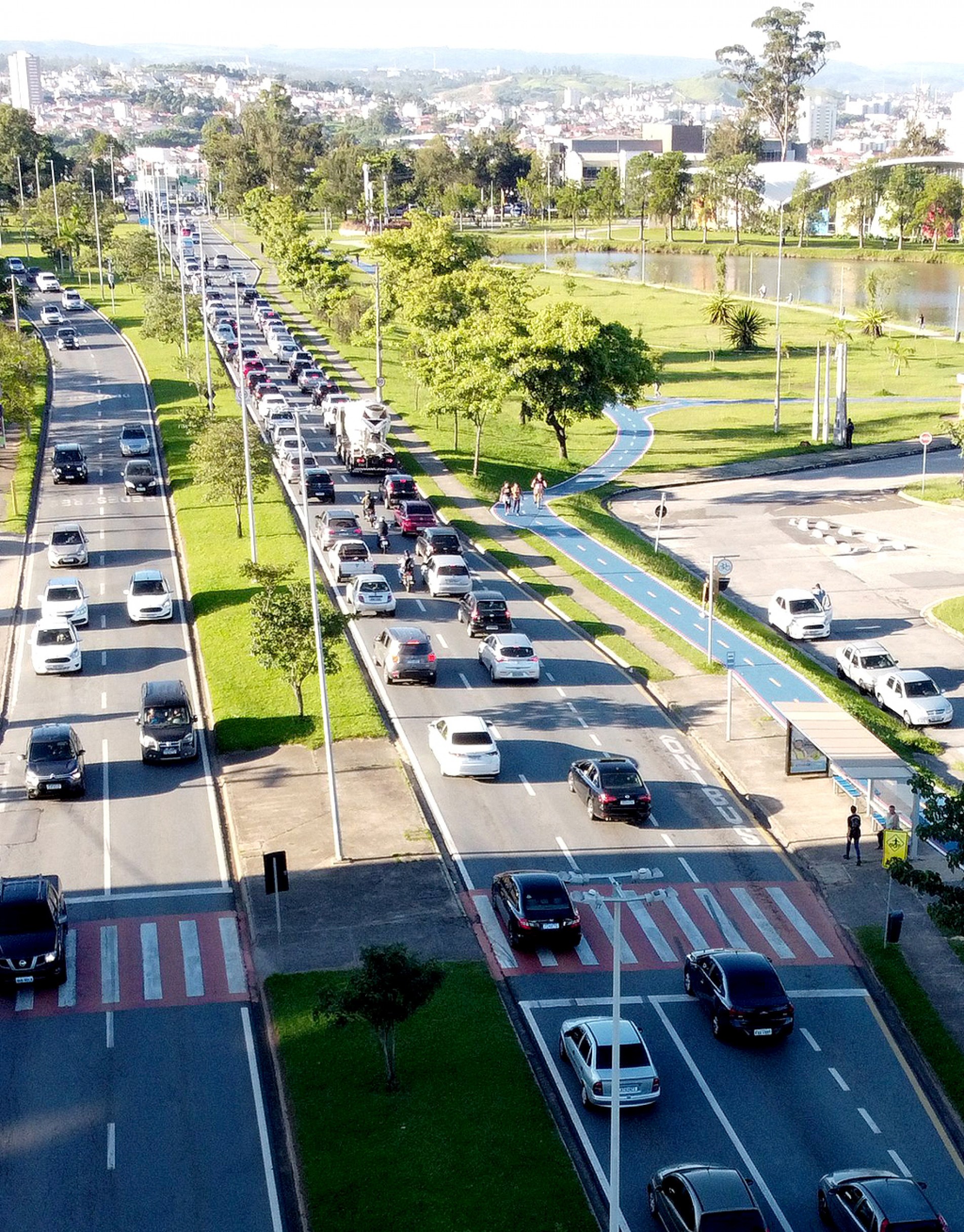 Avenida Engenheiro Carlos Reinaldo Mendes, uma das principais da zona leste, serve como ligação entre vários bairros 
