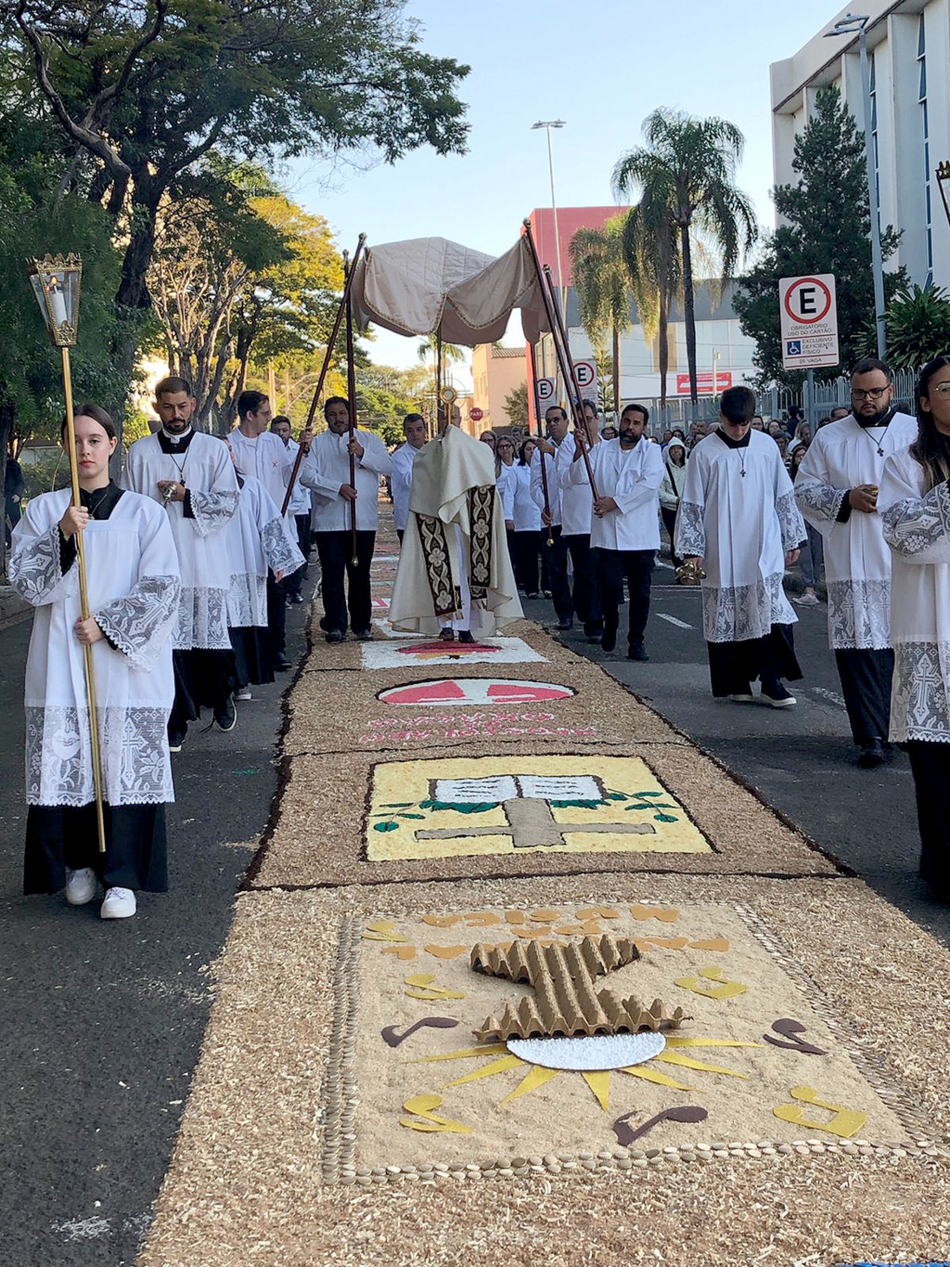 A procissão percorreu o trecho enfeitado pelos fiéis