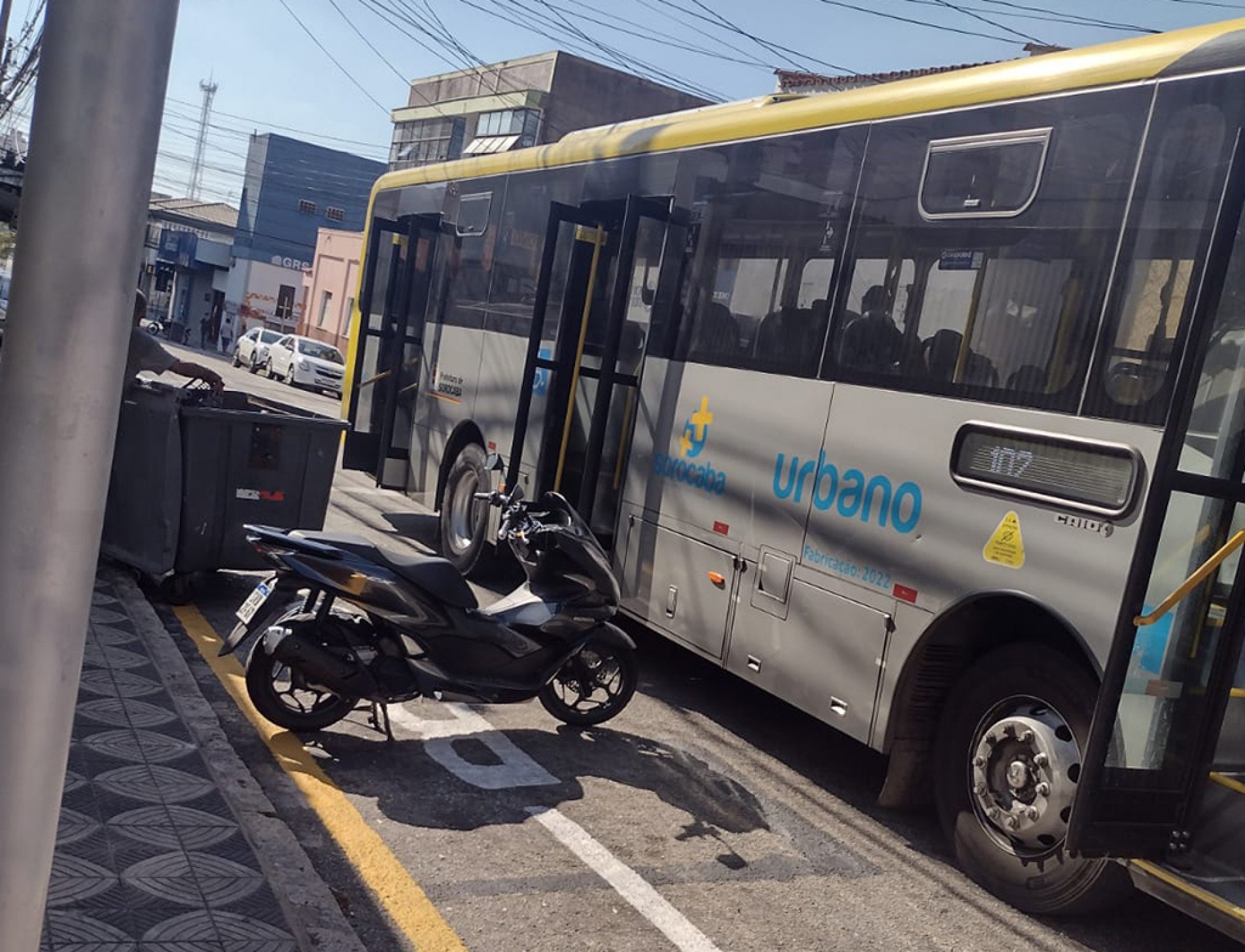 Na rua Professor Toledo, contêiner e veículos ocupam espaço destinado à parada de ônibus; na rua Guatemala 