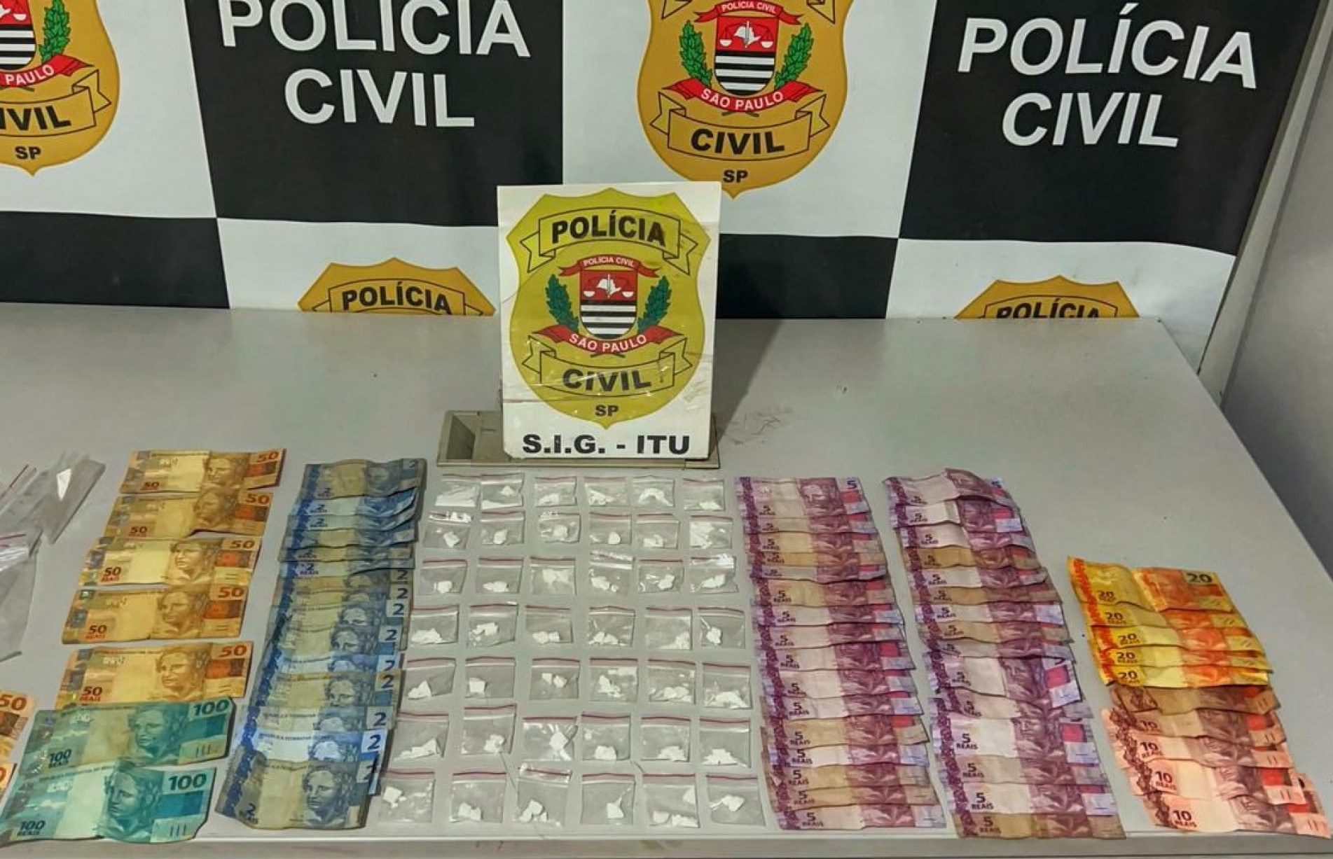 Foram apreendidas 42 porções de cocaína, um celular e 885 reais em dinheiro