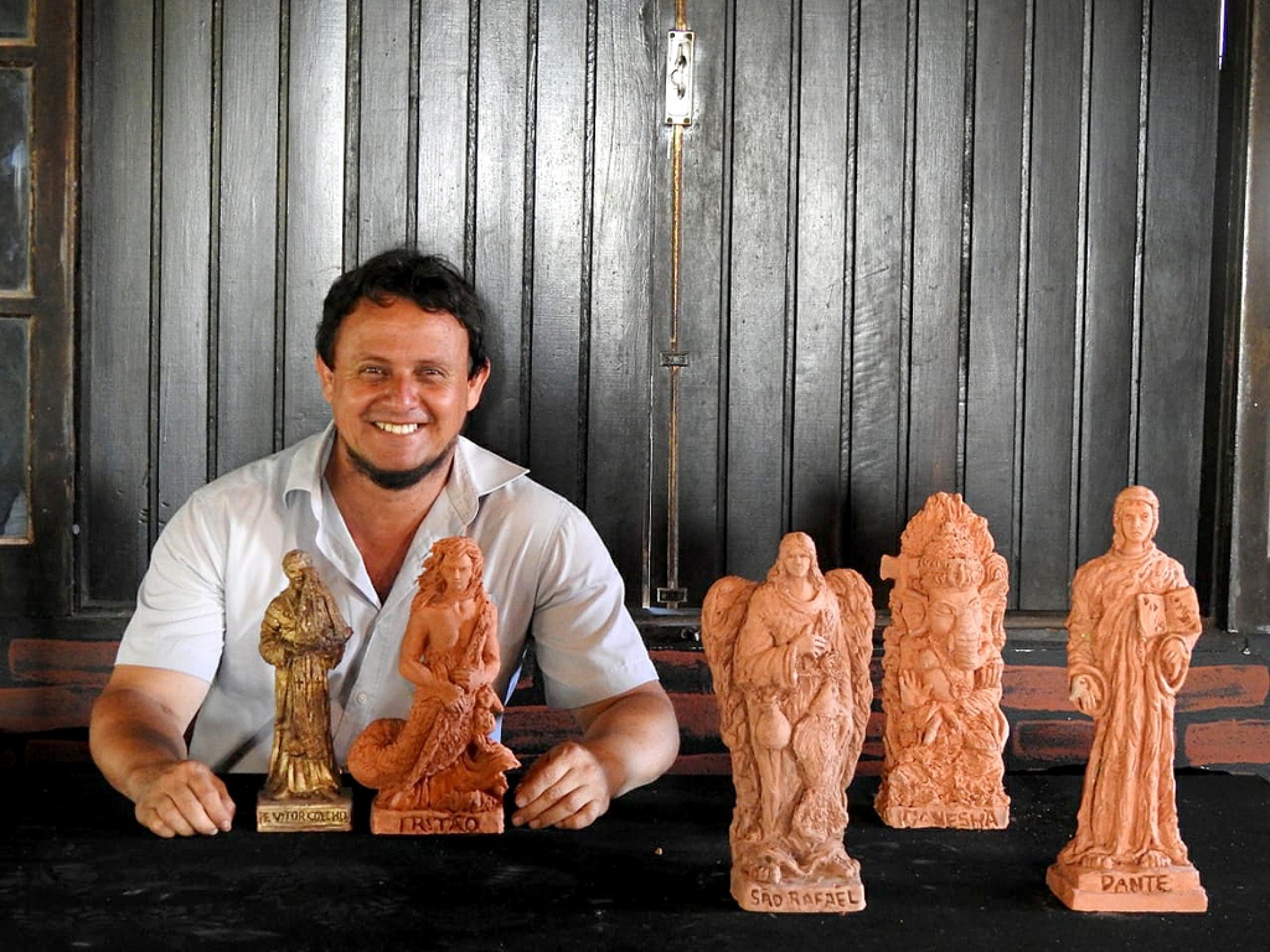 Osvaldo de Fátima atua como escultor desde 2006 e vai expor trabalho de diferentes fases 