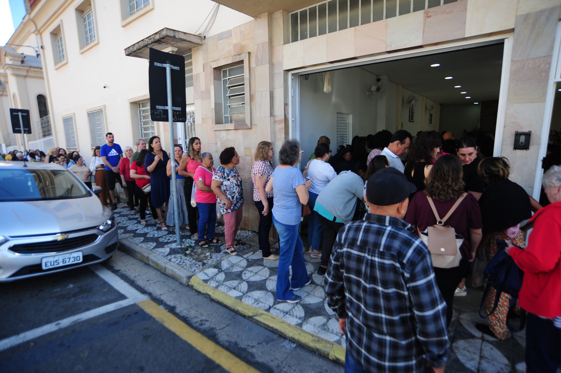 Fiéis fazem fila em busca do tradicional bolo de Santo Antônio