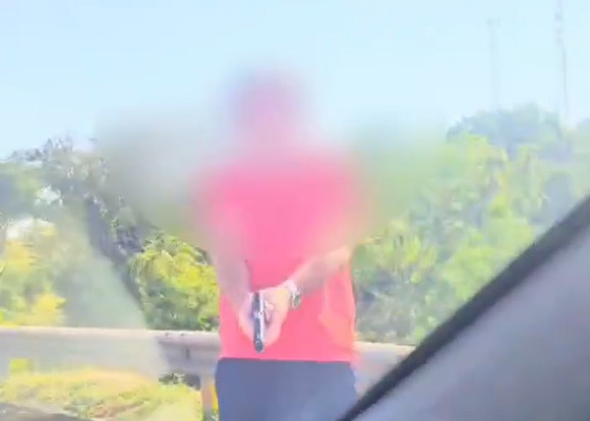 Homem atirou ao menos cinco vezes no carro onde estava o casal 