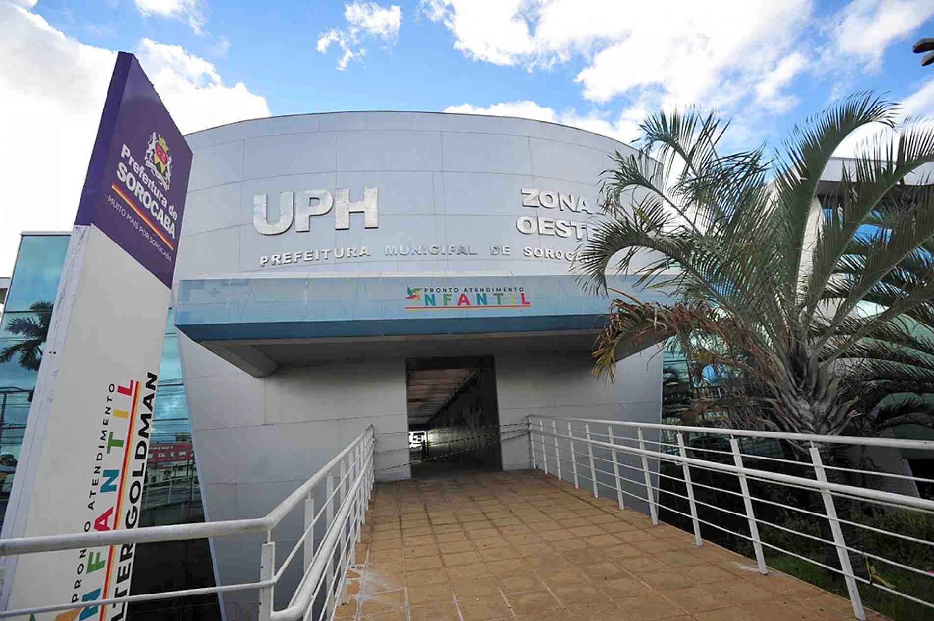 Trabalhadores transportam pacientes da UPH da Zona Oeste 
