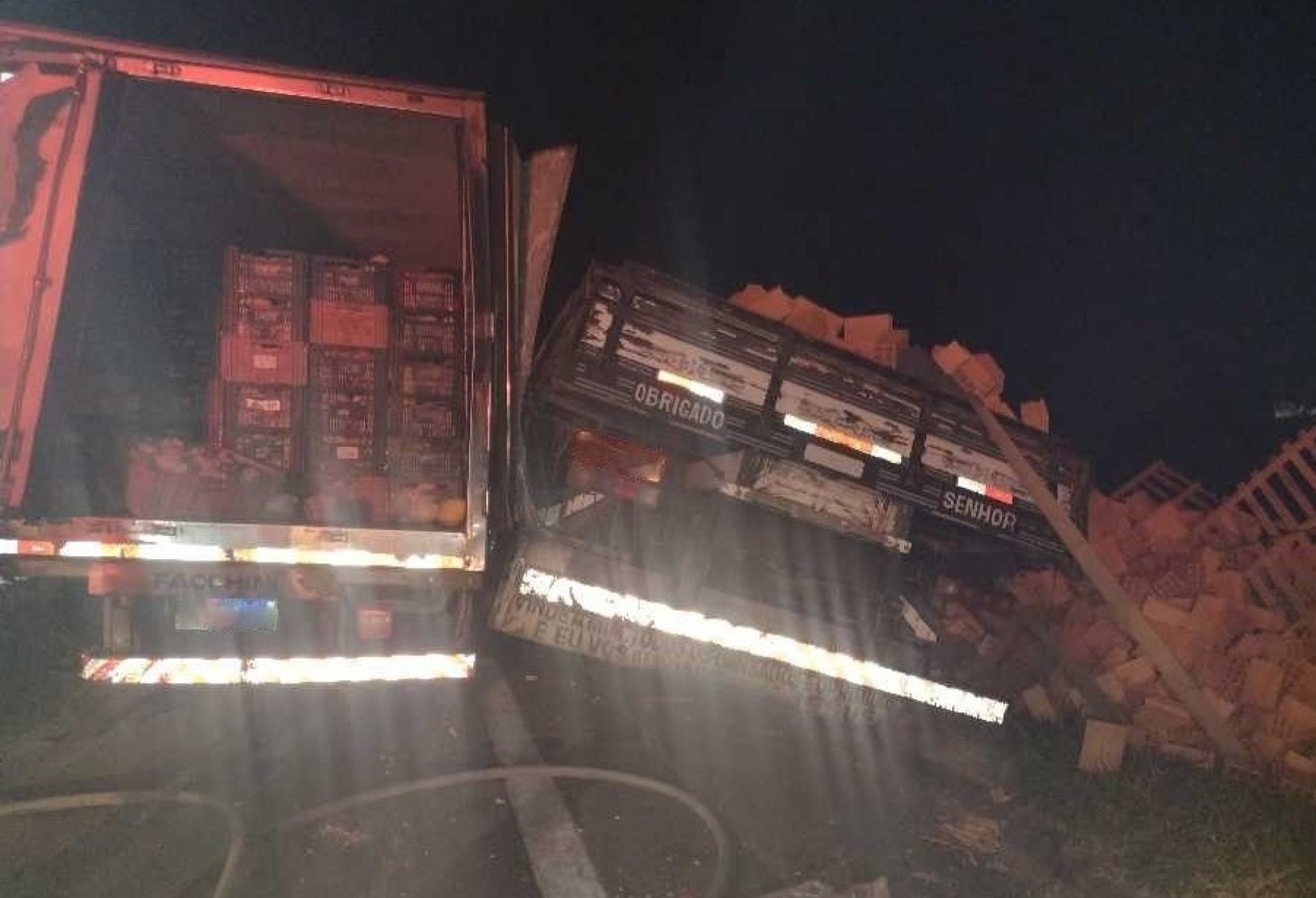 Grave acidente na rodovia Castelo Branco (SP-280), em Porto Feliz com três caminhões