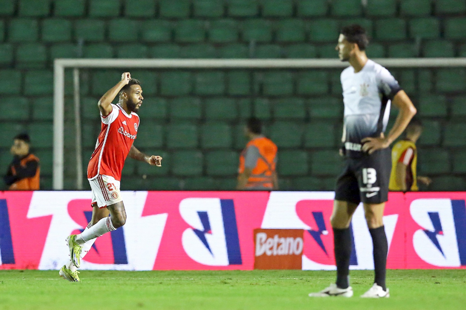 Wesley marcou para o Internacional em Florianópolis