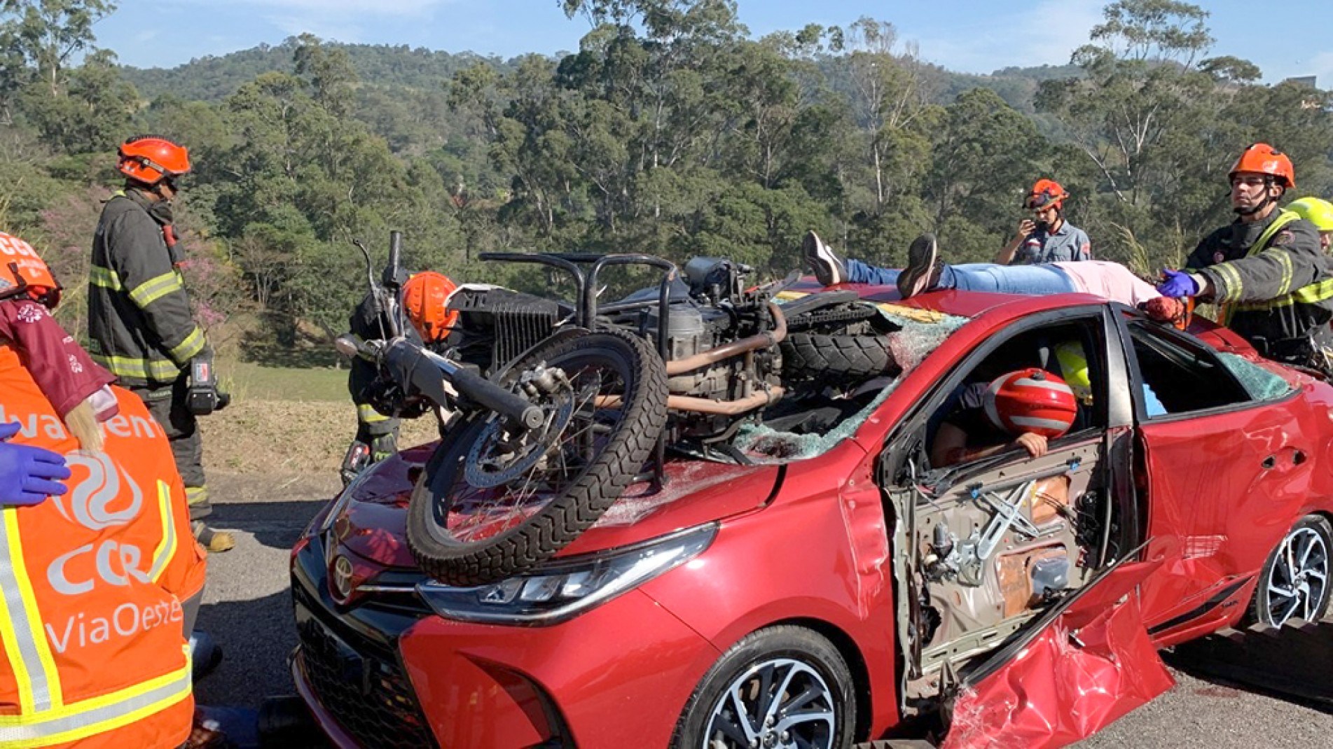 Simulação no km 54 da Castello contou com dezenas de profissionais e viaturas
