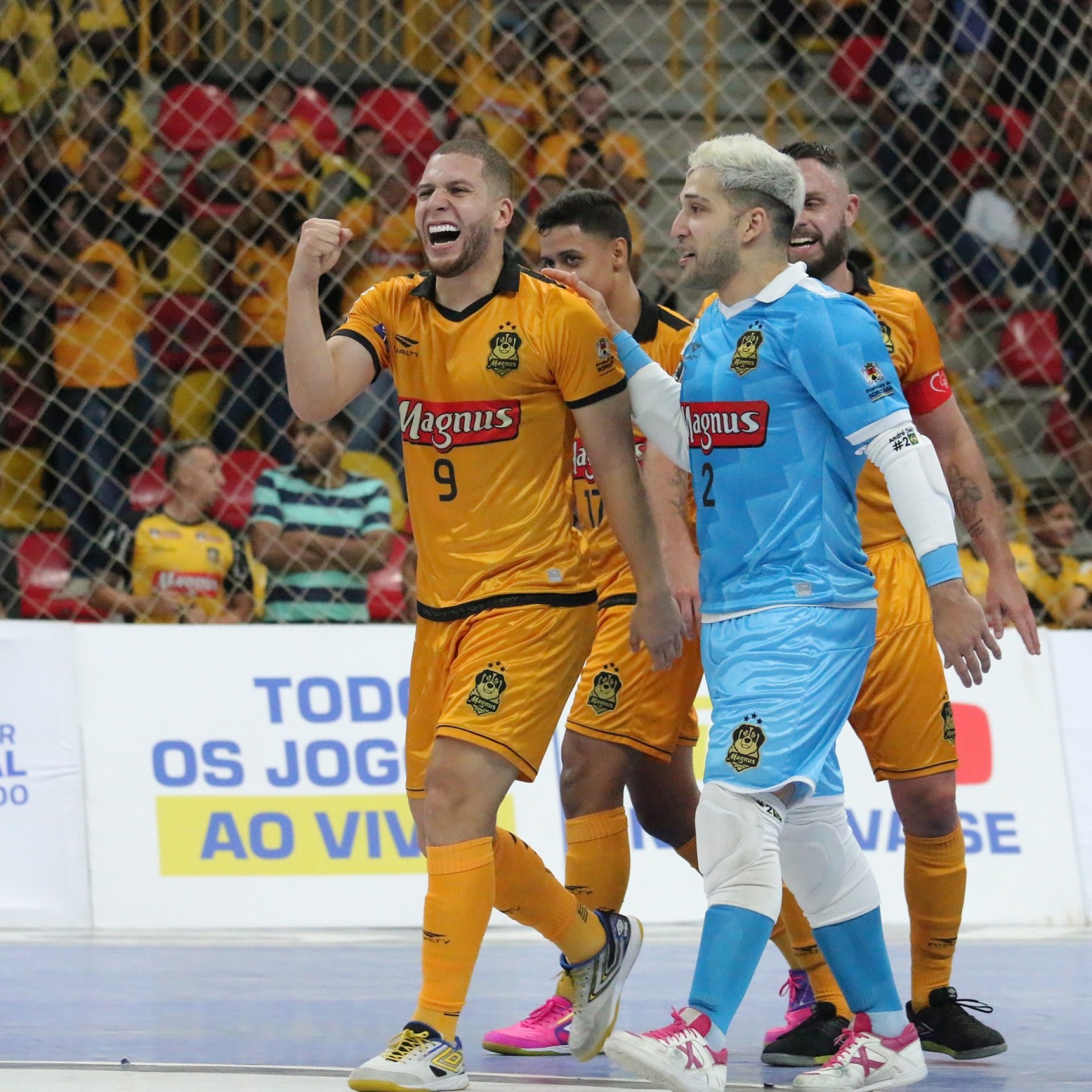 Charuto não hesitou em comemorar o gol ao lado dos companheiros