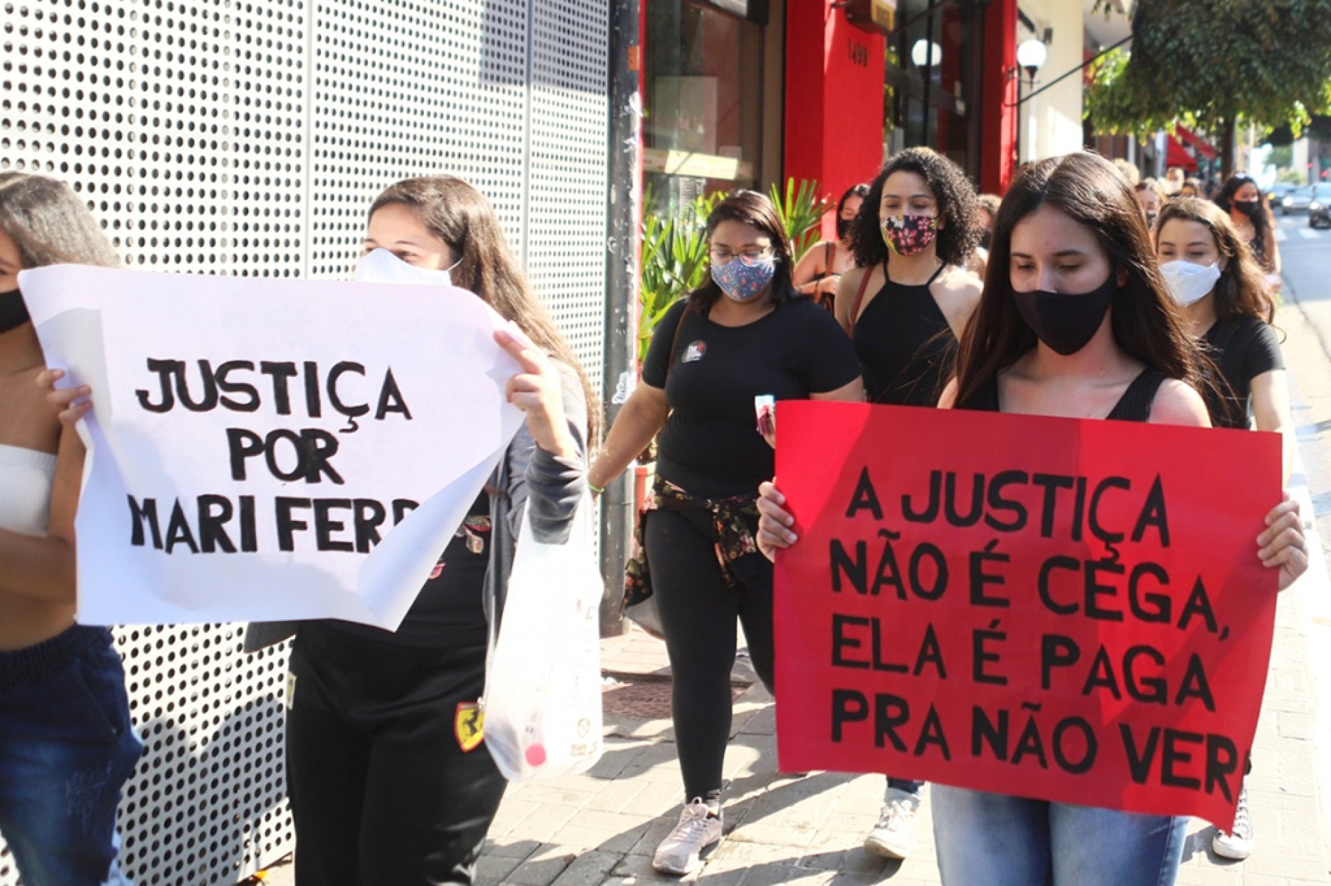 Moradores de Florianópolis realizaram manifestações em solidariedade a Mariana Ferrer