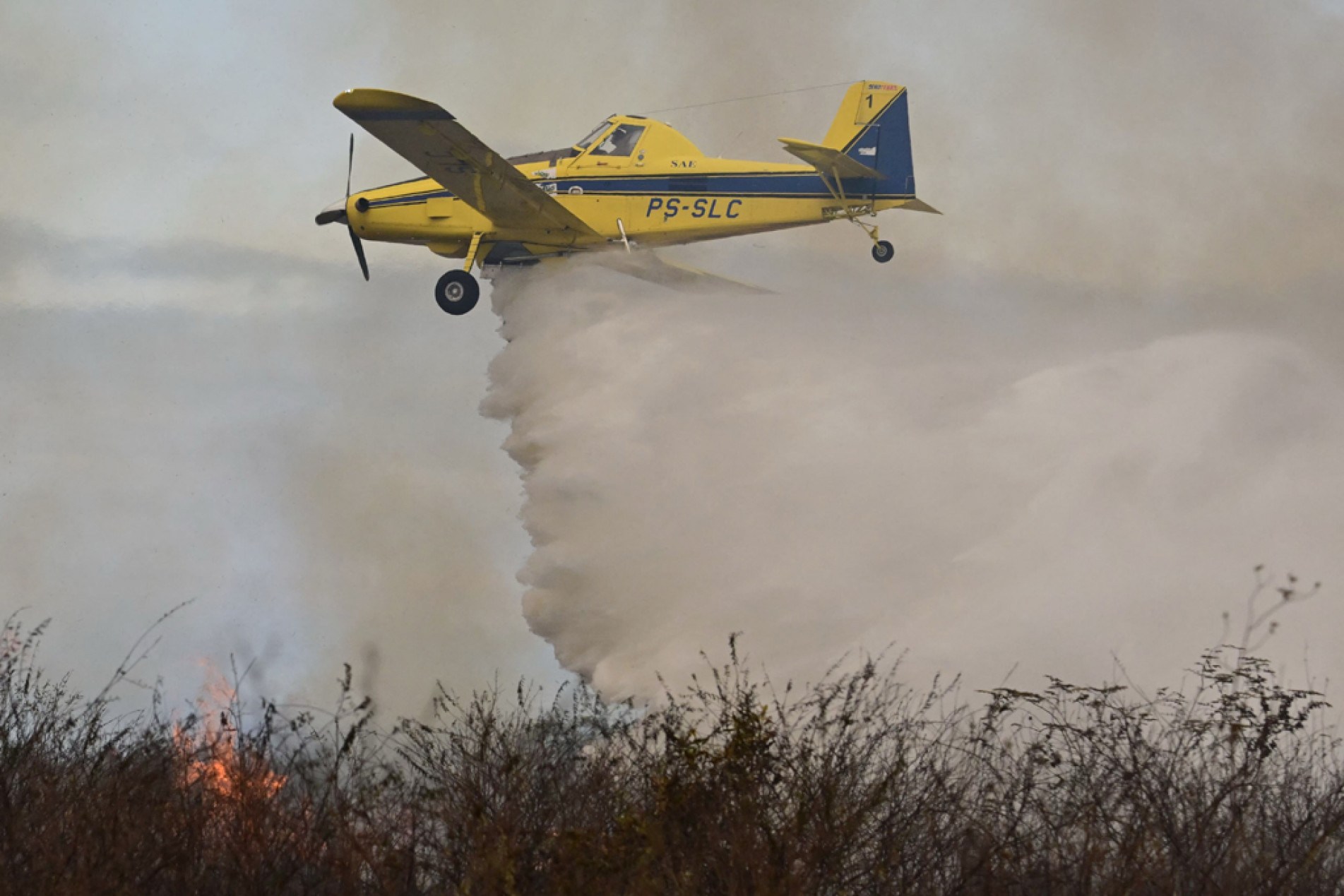 Aviões e mais de 700 agentes atuam no combate às chamas
