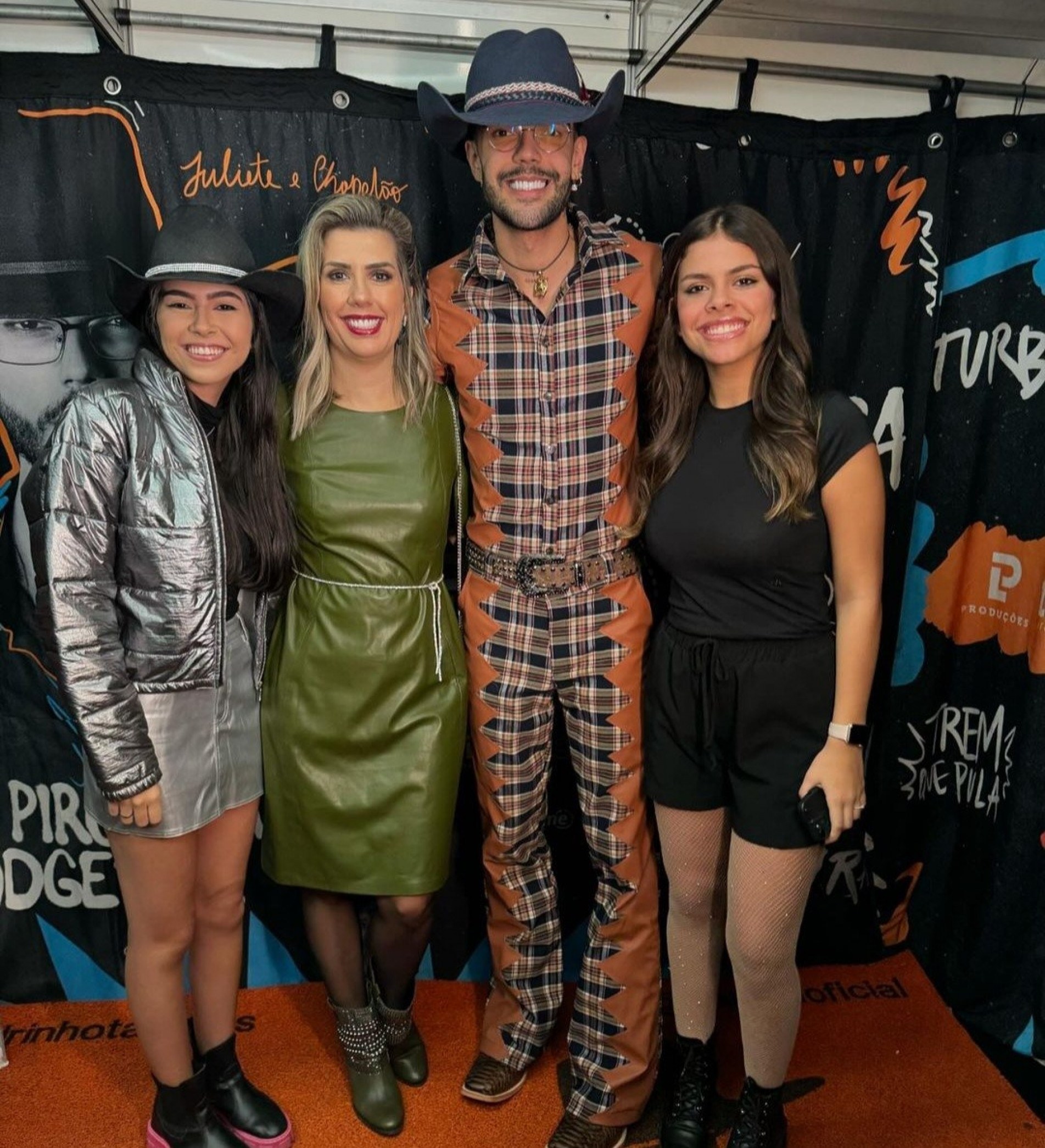 Giullia, Fernanda e Giovanna Peixe no camarim do cantor Luan Pereira em Votorantim