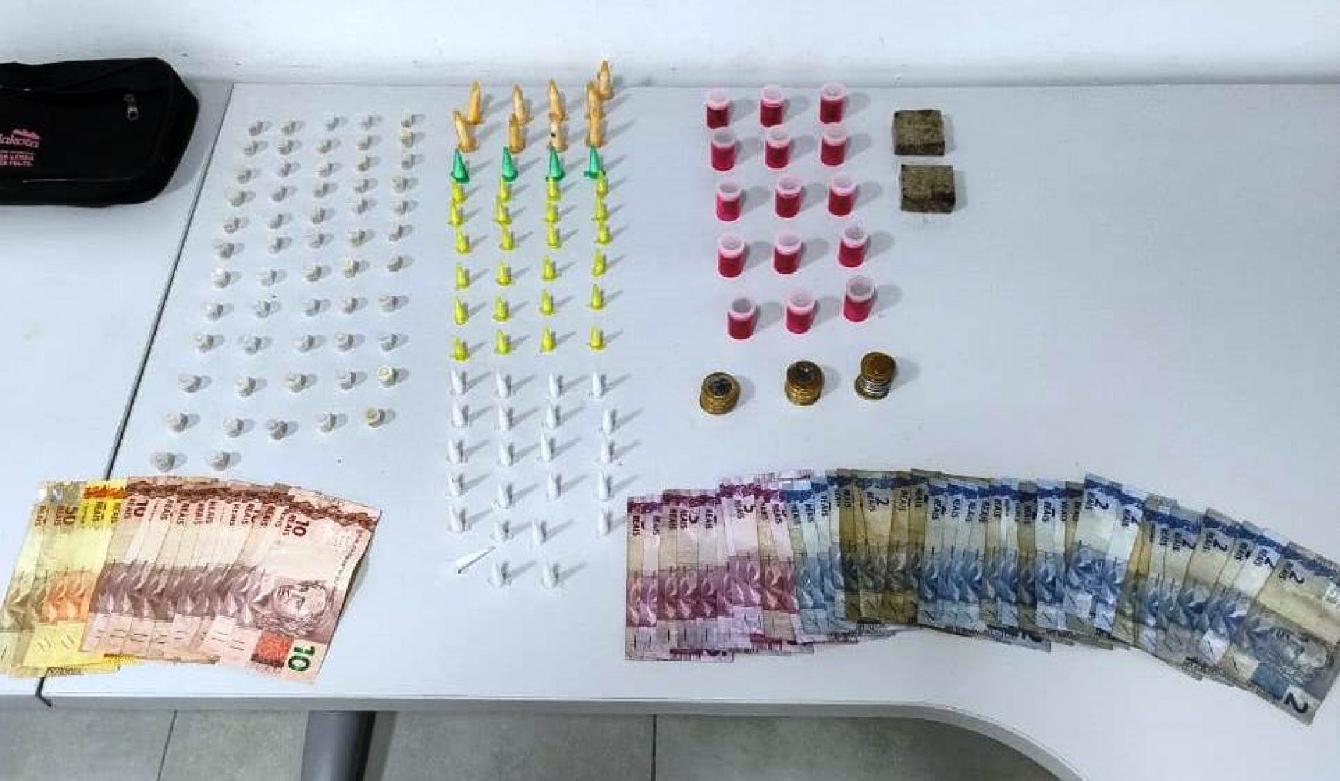 Foram apreendidos 57 porções de crack, 60 de cocaína, duas de maconha, 15 de Skank e R$ 415,85 em dinheiro