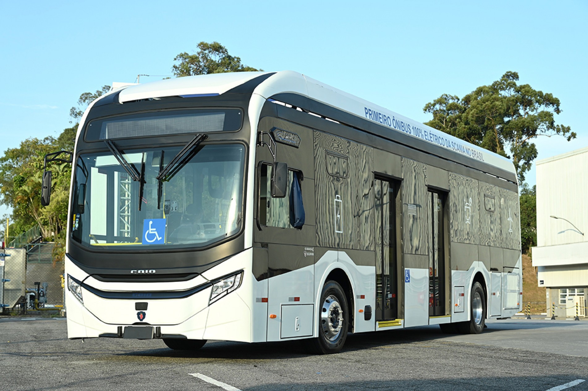 O ônibus é equipado com o propulsor batizado de EMC 1-2, tem potência contínua de 230kW a 1.750 rpm e torque de 2.200 Nm
