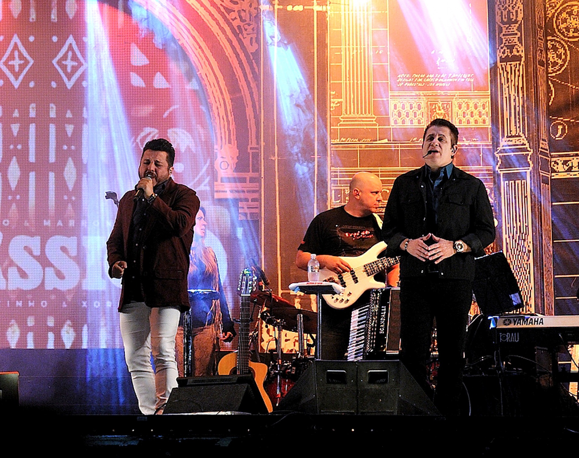 Dupla sertaneja Bruno e Marrone sobe ao palco da festa hoje