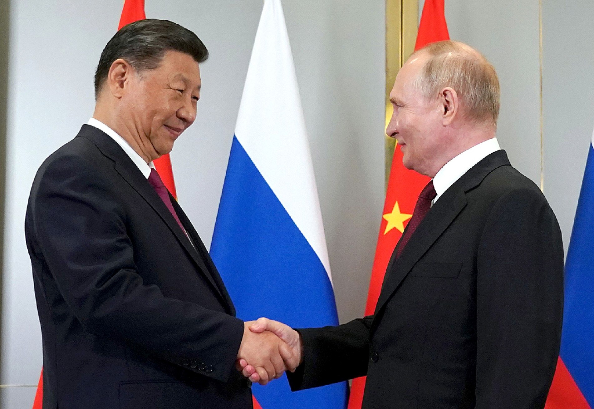 Líderes da China e da Rússia se reúnem no Cazaquistão
