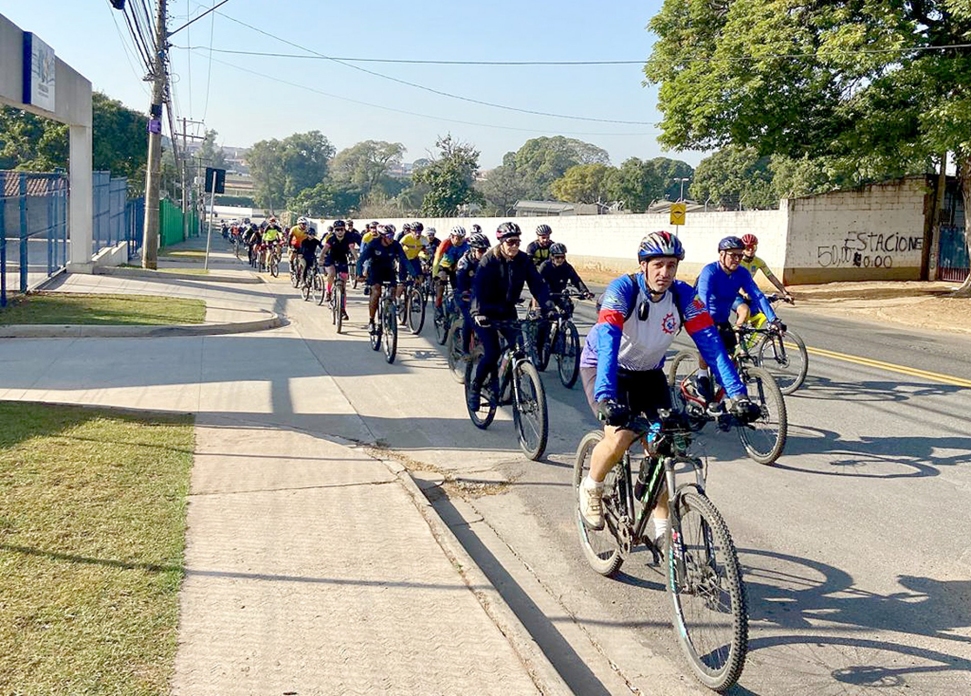 Pelo menos 200 ciclistas participaram do ato para chamar a atenção das autoridades de trânsito